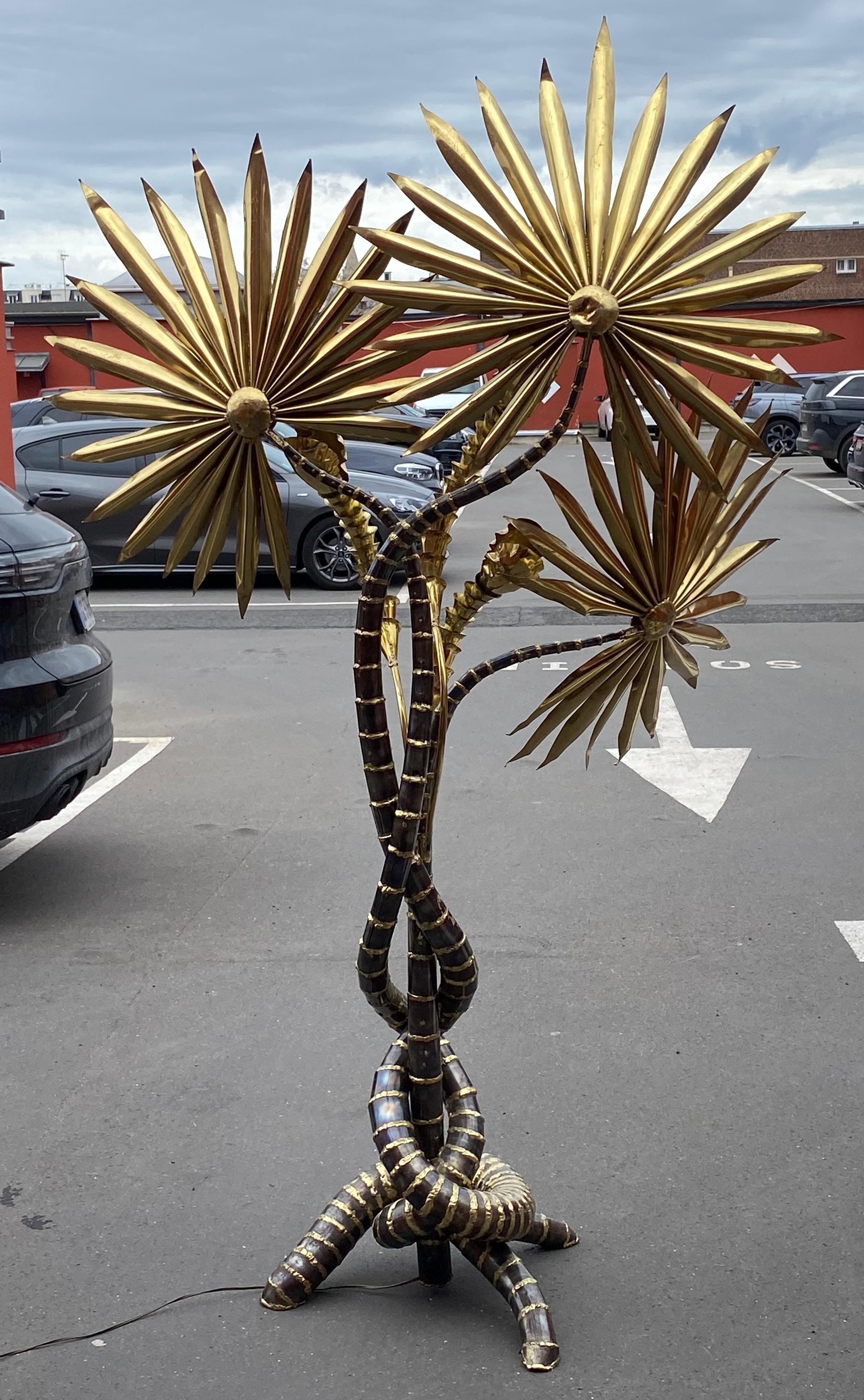 1970′ Lampadaire palmier Yuka en laiton et fer patiné Maison Jansen 3 têtes en vente 2