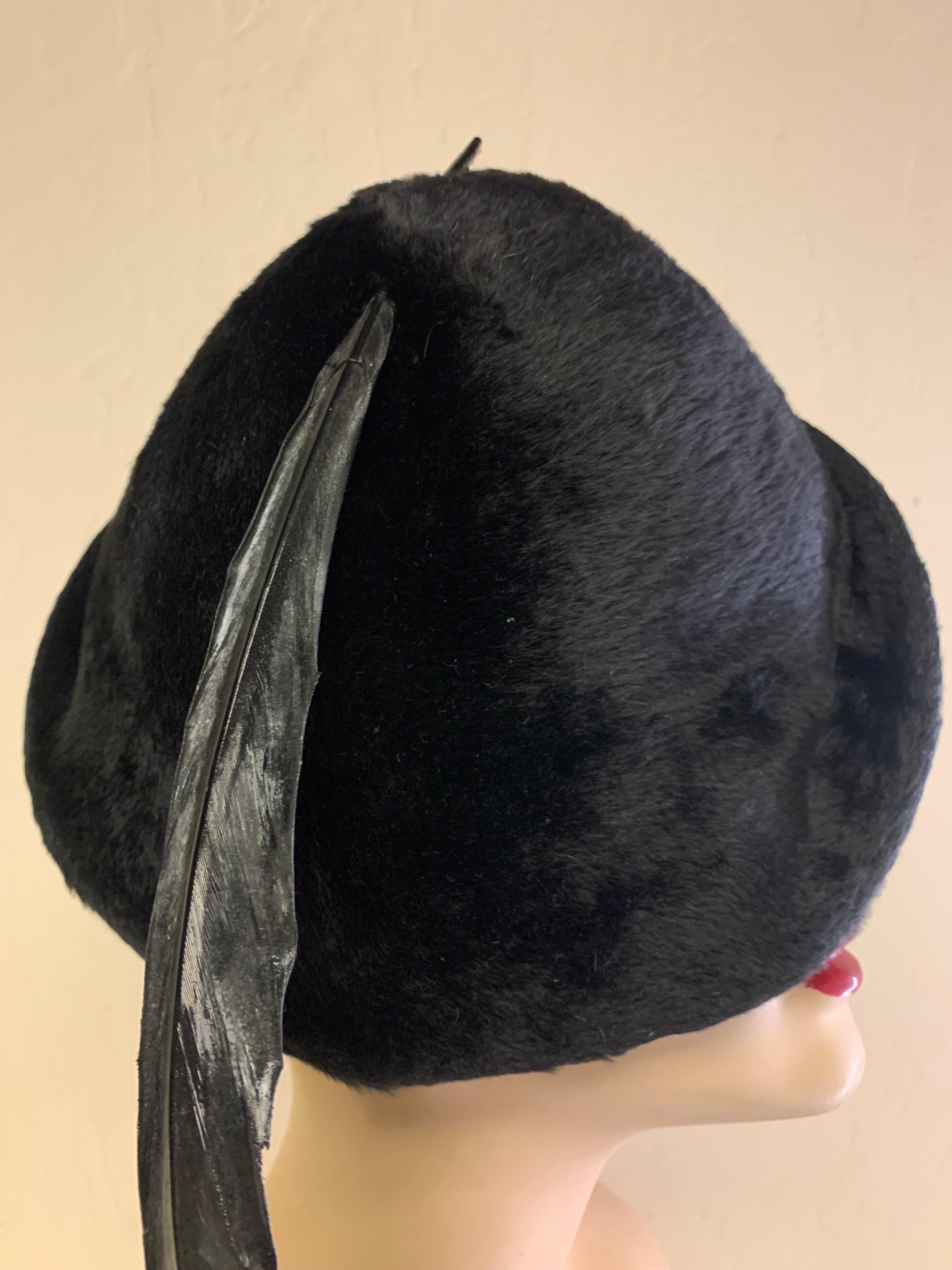 1970 Yves Saint Laurent Schwarzer Pelz Filz geformt Hut mit LANGE lackiert Feder für Damen oder Herren im Angebot
