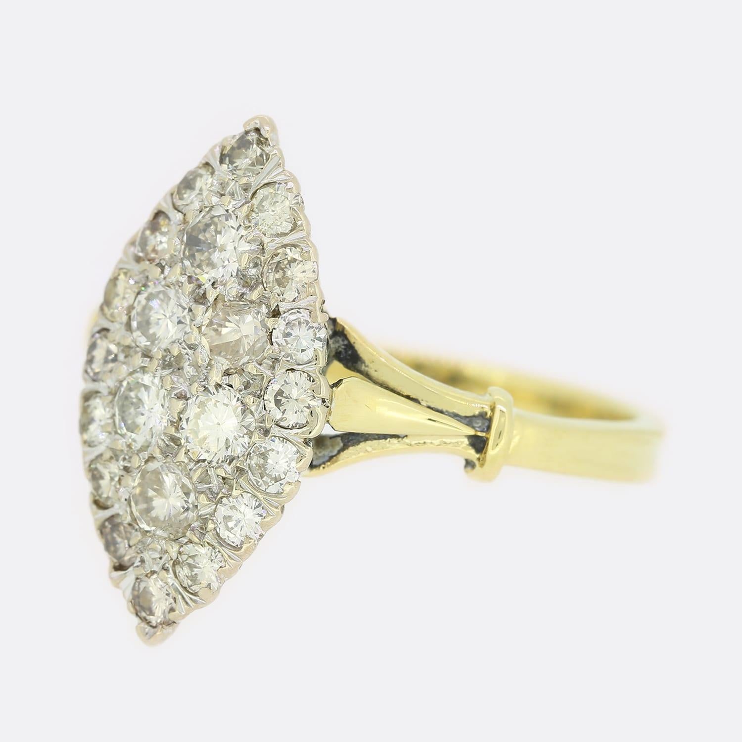Dies ist ein marquiser Diamantring aus den 1970er Jahren. Der Ring ist mit 22 runden Diamanten im Brillantschliff besetzt und hat hübsche, sich verjüngende Schultern. Die Diamanten sind in Farbe und Reinheit wunderbar aufeinander