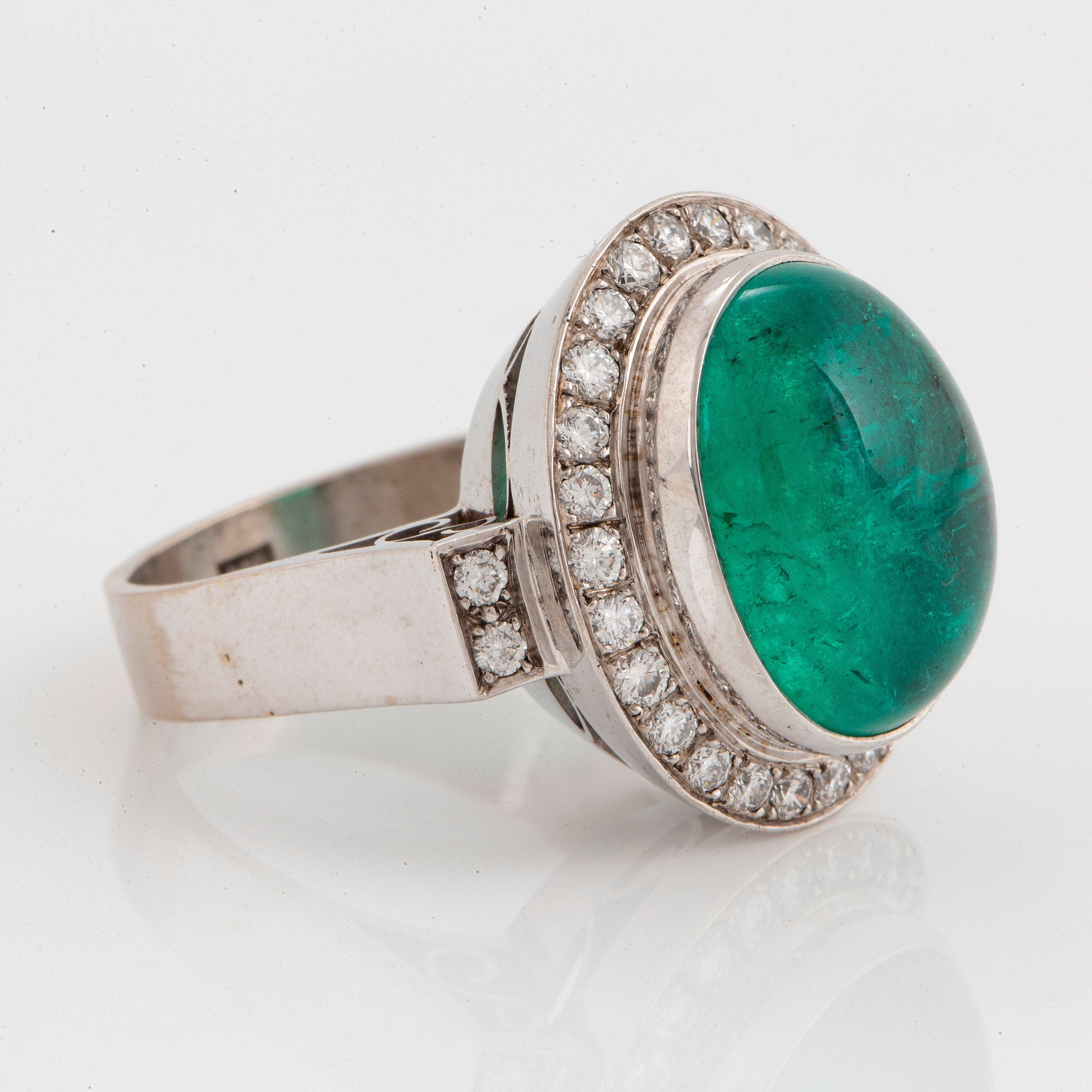 Women's 10ct Colombian cabochon emerald ring
