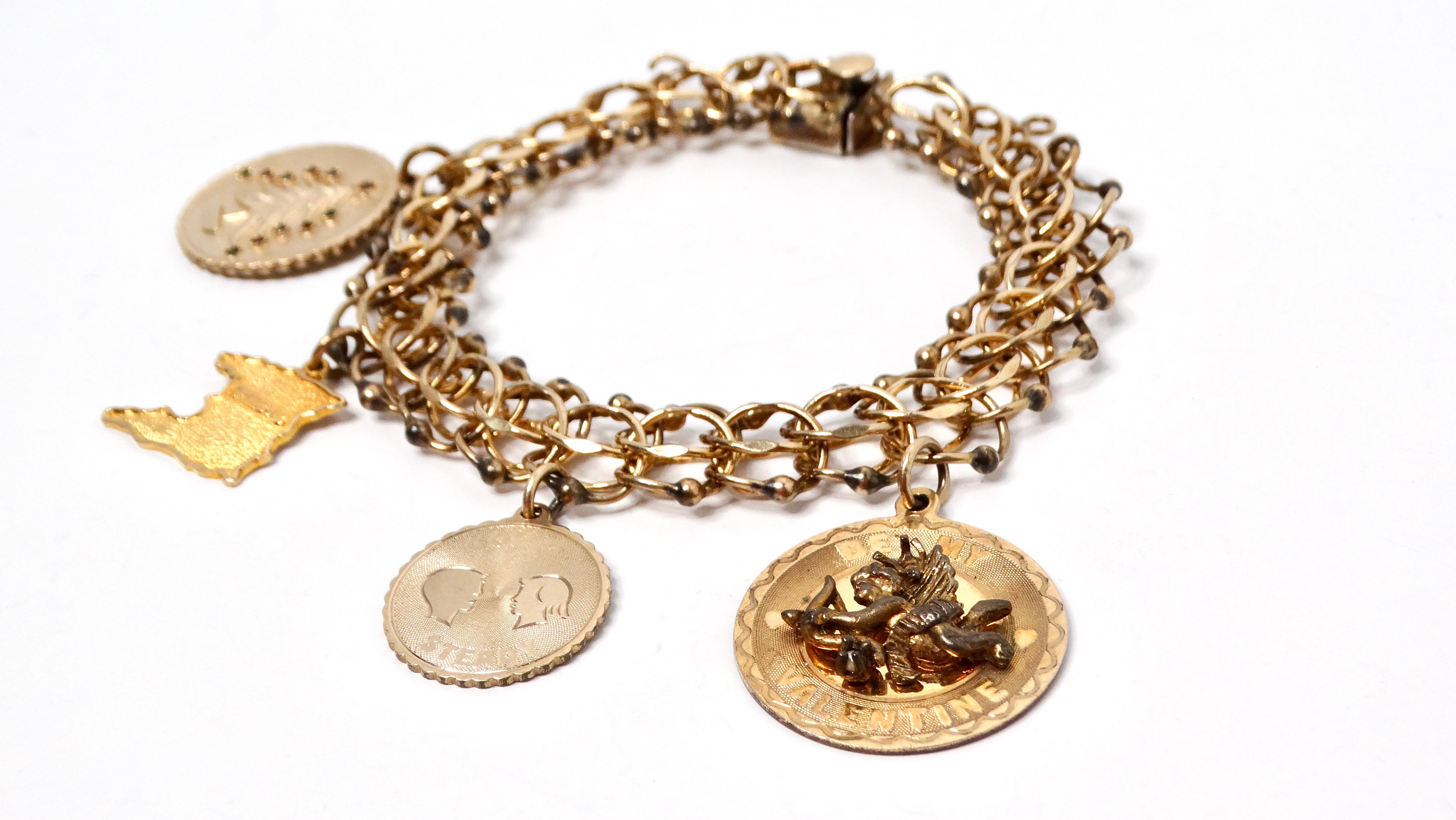 Fai un salto indietro nel tempo con questo splendido bracciale charme degli anni '70 placcato in oro 12k, un pezzo raro che è uno dei soli 20 mai realizzati. Ogni braccialetto porta con sé un charme unico e personale, che riflette la personalità e