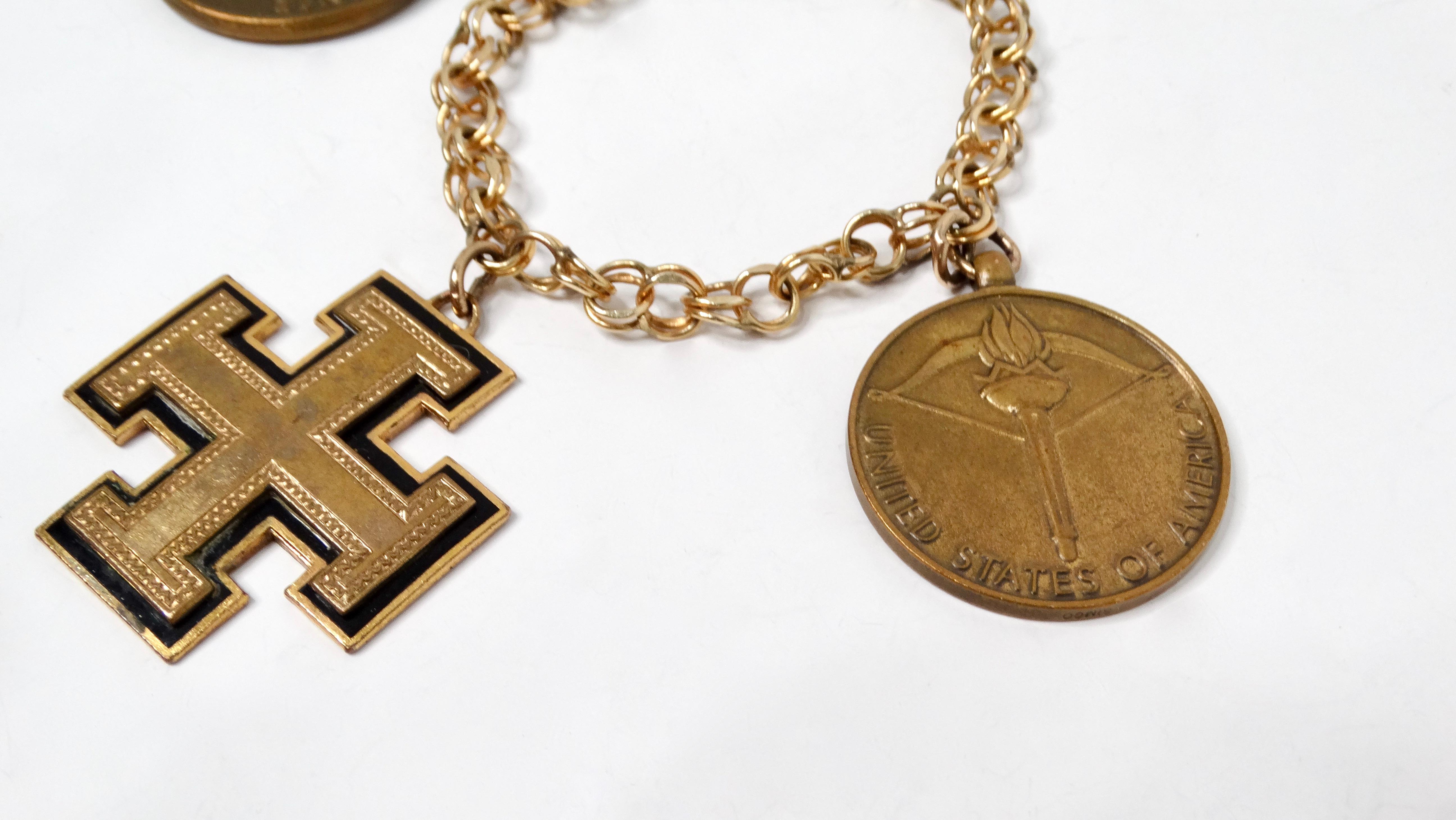 Voici l'exquis bracelet à breloques des années 1970 en or 12k rempli de médailles du service militaire des États-Unis, une pièce exceptionnelle limitée à seulement 20 unités. Ce bracelet unique est orné d'une croix frappante en son centre, flanquée