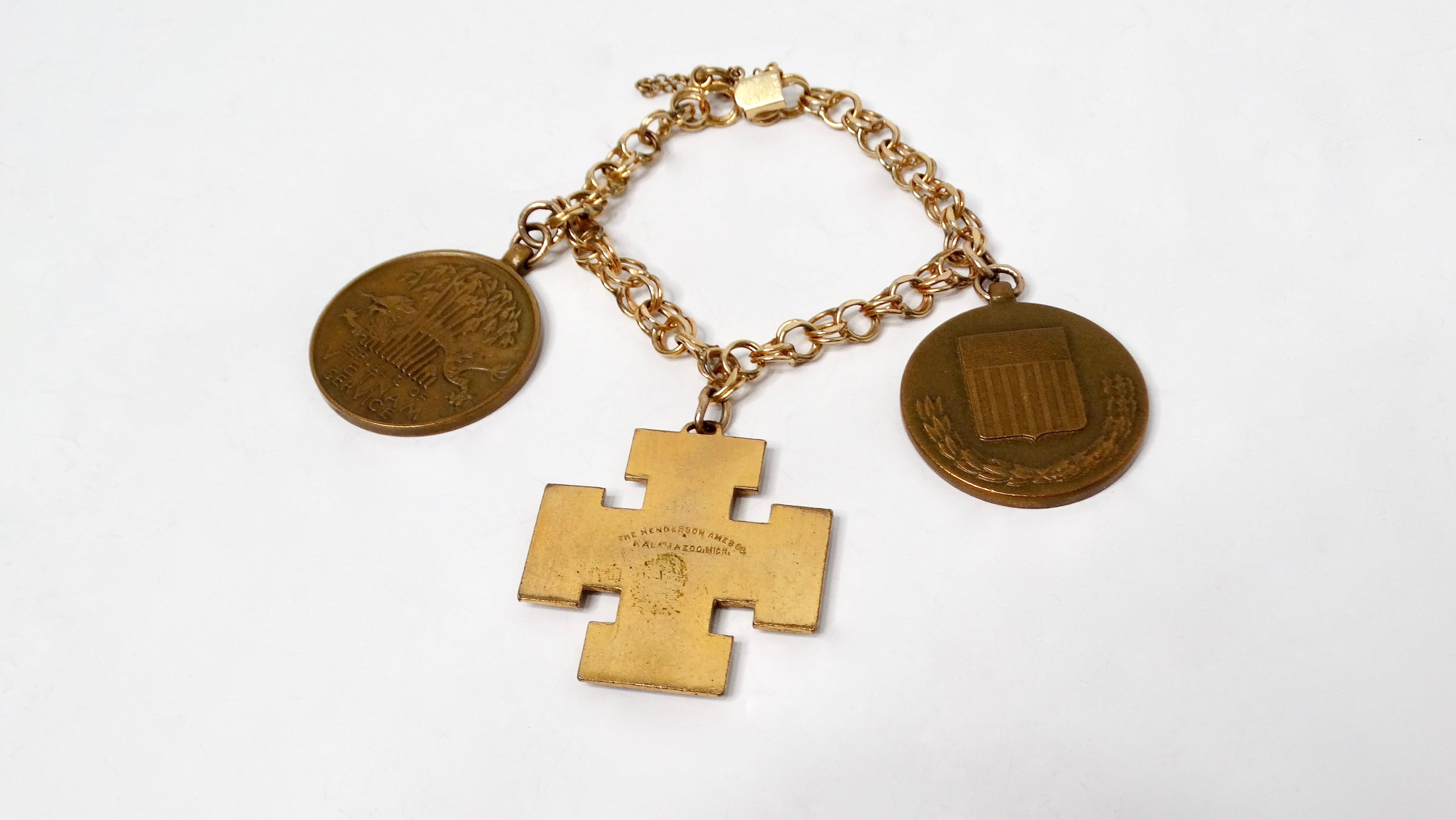 1970 Bracelet de charme en or 12k rempli de médailles du service militaire des États-Unis - 1 de 20 Bon état - En vente à Scottsdale, AZ