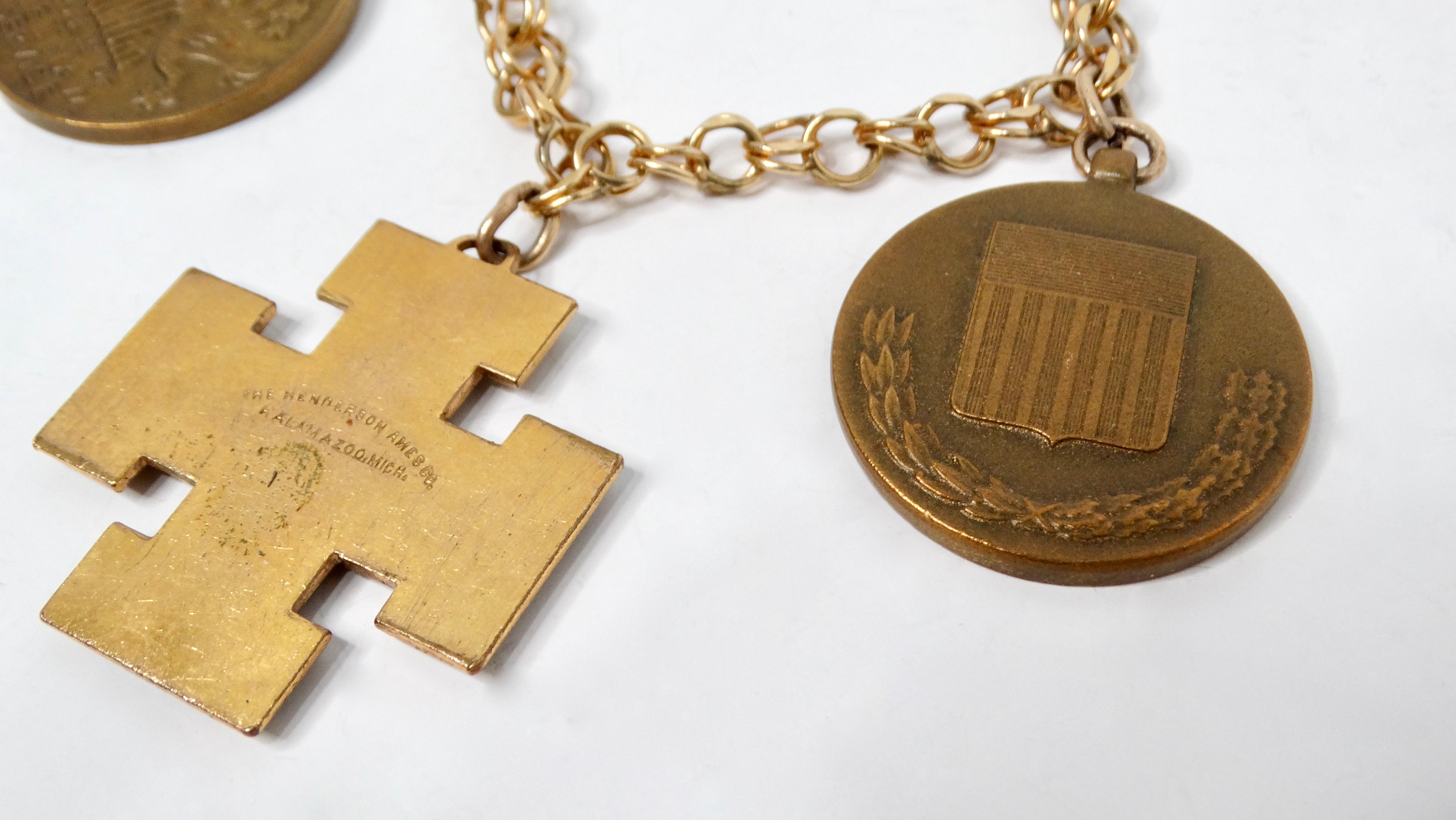 1970 Bracelet de charme en or 12k rempli de médailles du service militaire des États-Unis - 1 de 20 Unisexe en vente