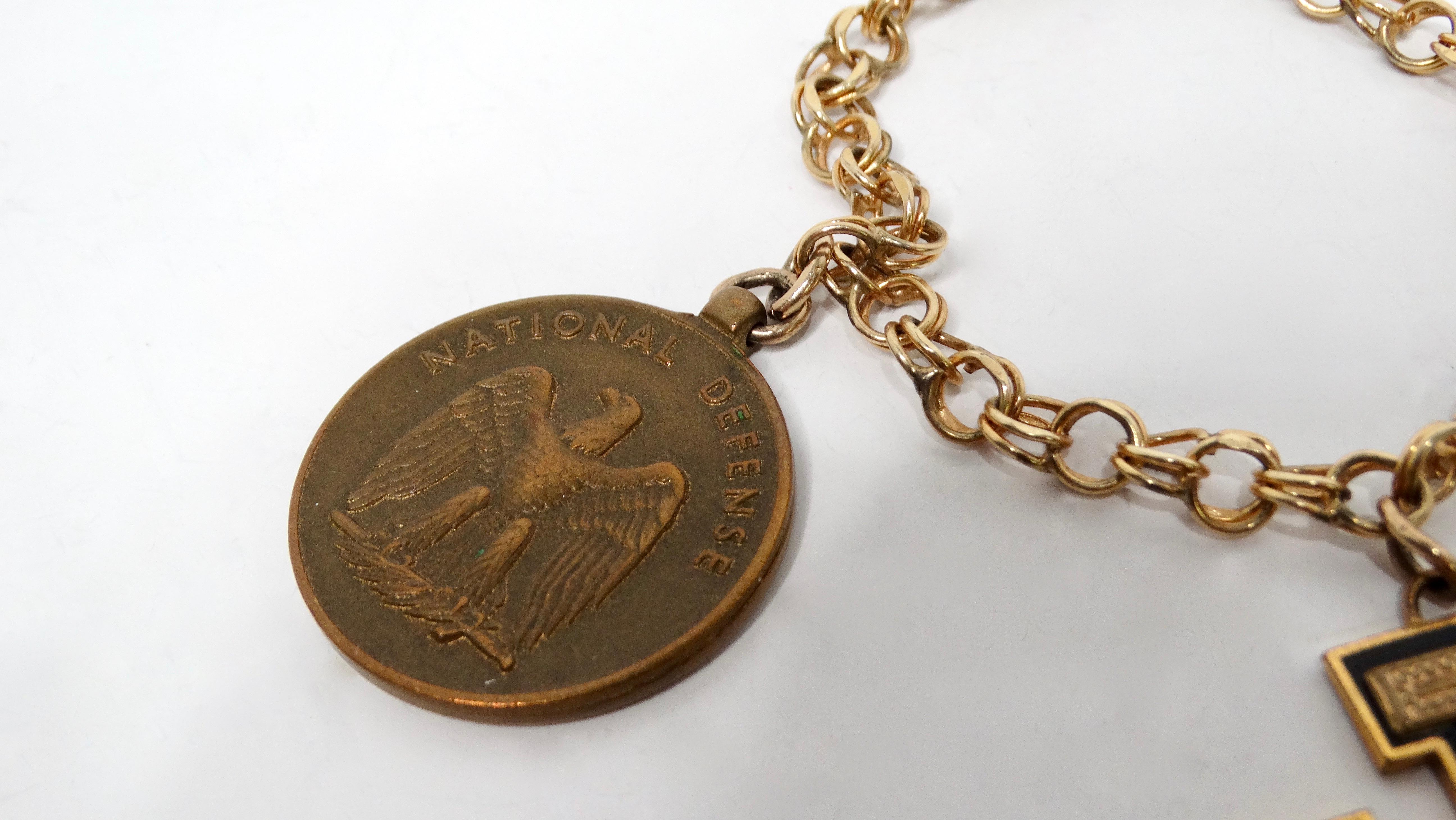 1970 Bracelet de charme en or 12k rempli de médailles du service militaire des États-Unis - 1 de 20 en vente 2