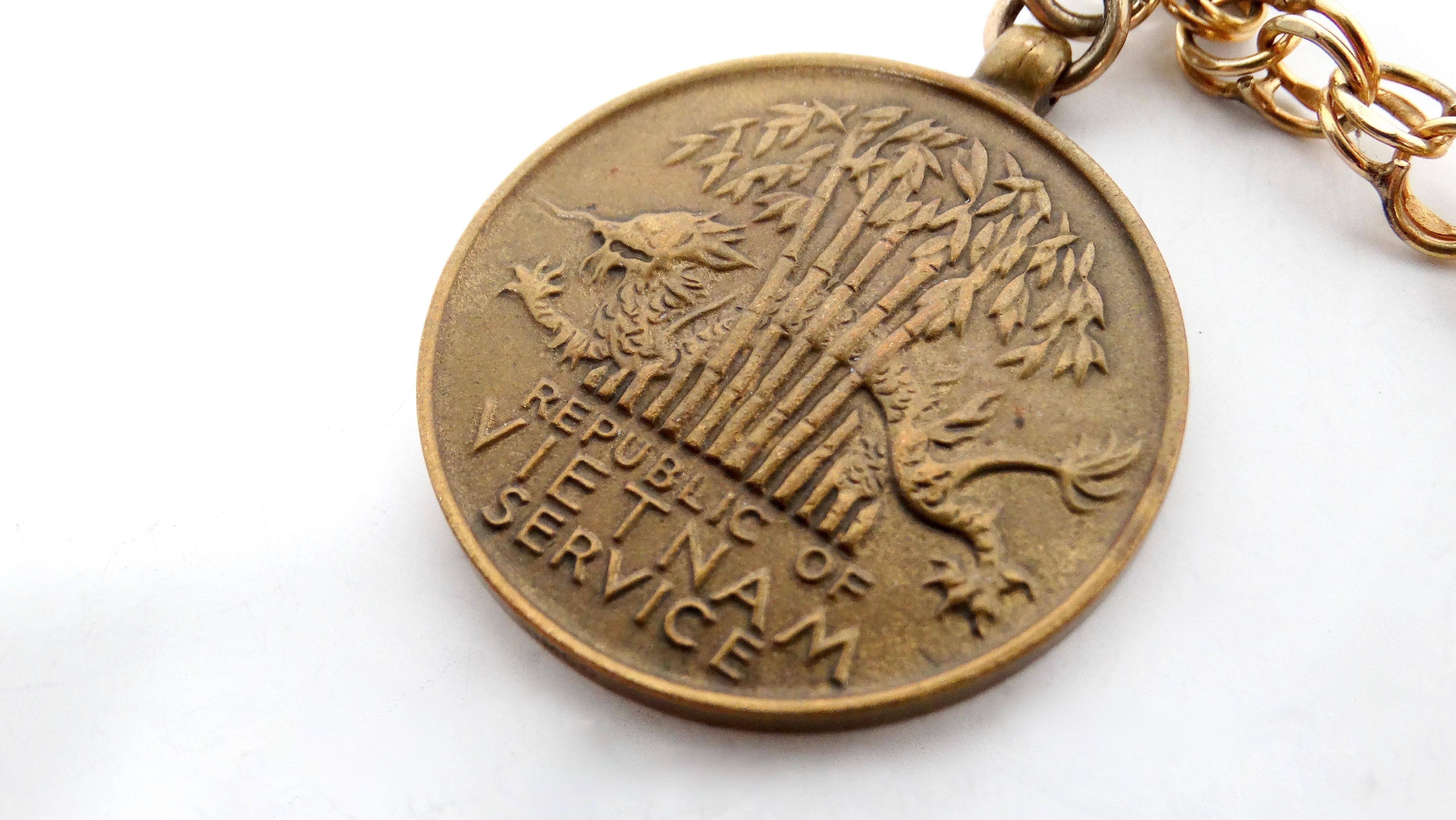 1970 Bracelet de charme en or 12k rempli de médailles du service militaire des États-Unis - 1 de 20 en vente 3