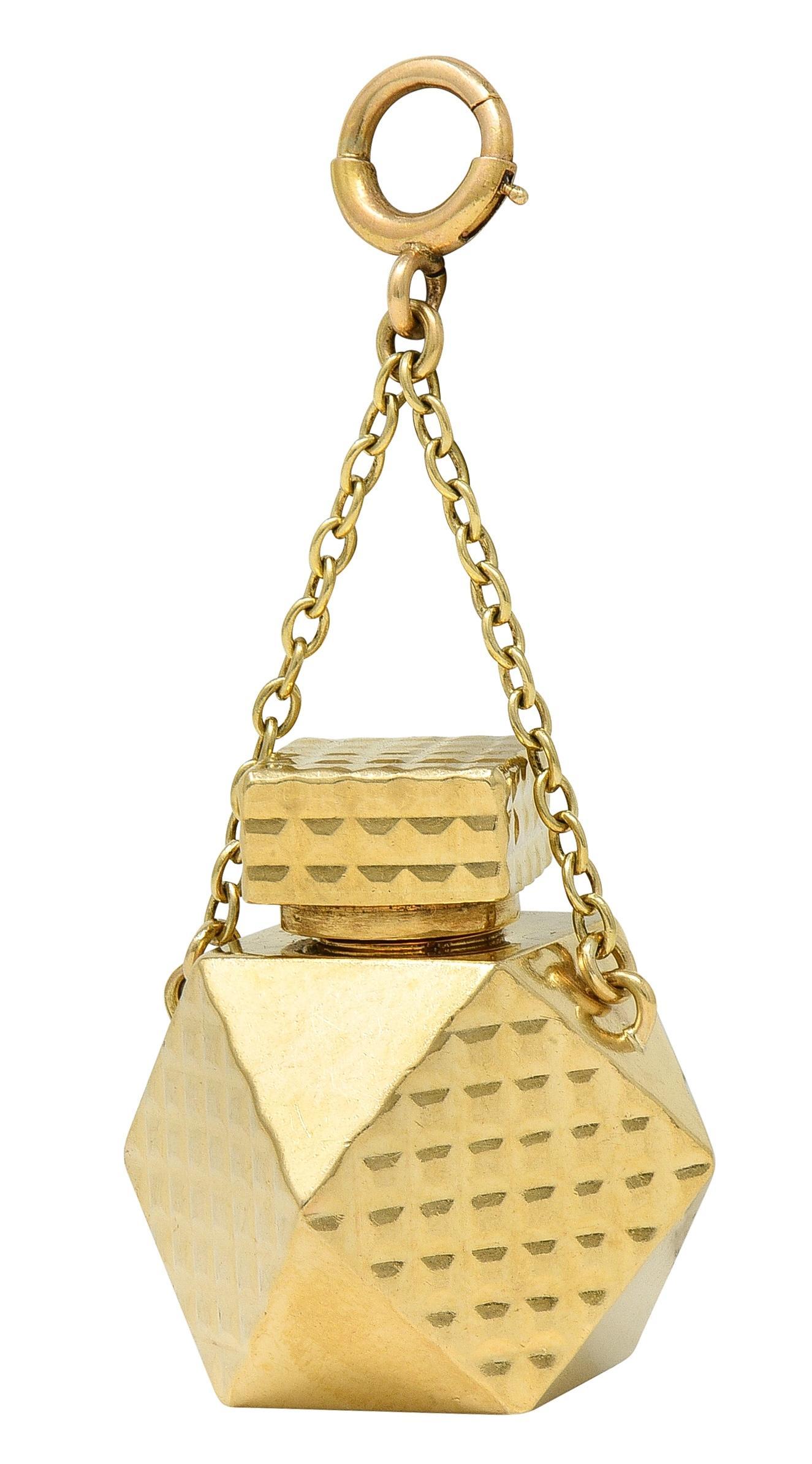 Diseñado como un frasco de perfume dimensional en forma de geoda con tapón de varilla roscada
Facetado con paneles geométricos - los paneles cuadrados y la tapa están ranurados con un patrón cuadriculado
Suspendido de una cadena articulada de