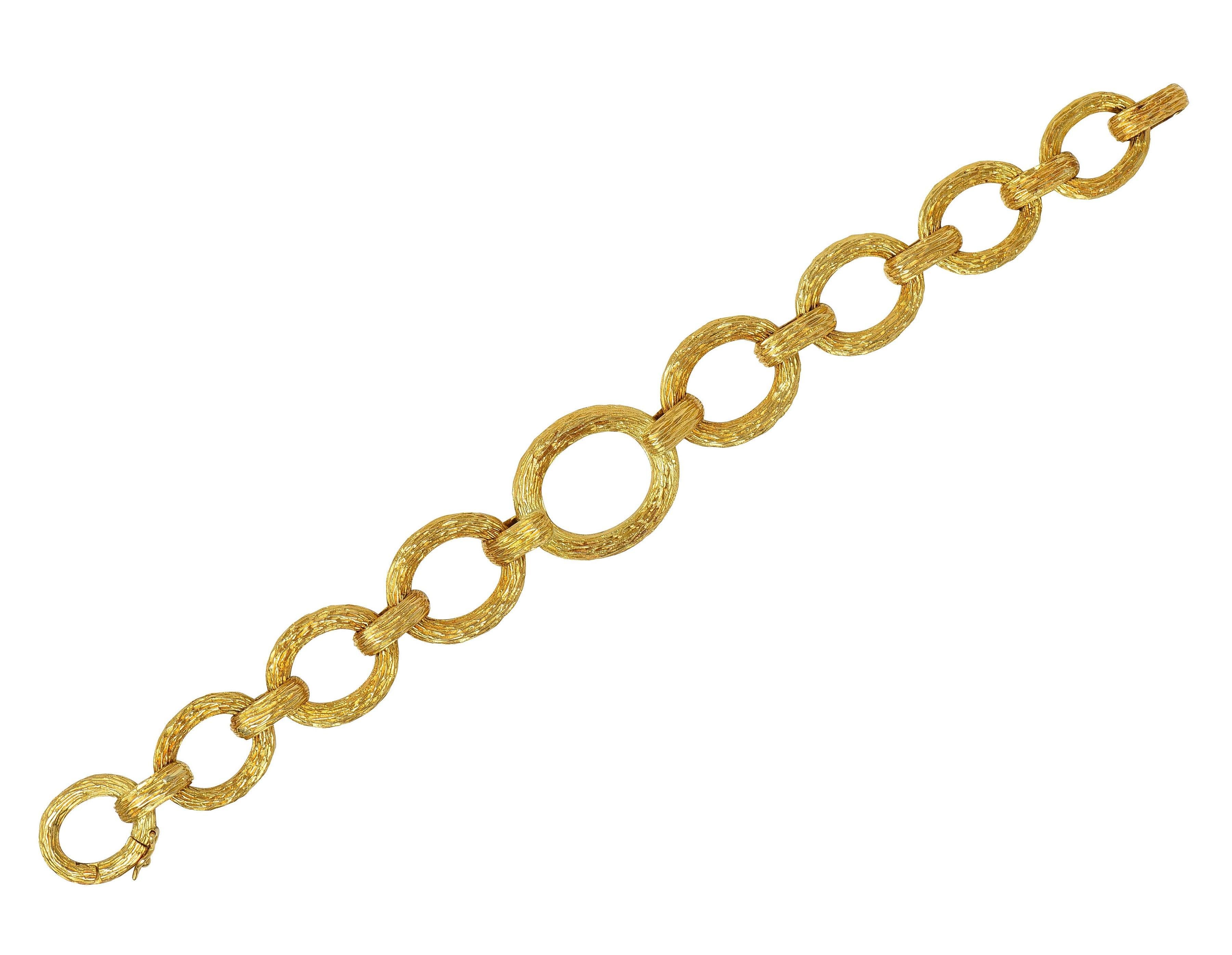 1970's 14 Karat Yellow Gold Wood Grain Link Vintage Bracelet In Excellent Condition For Sale In Philadelphia, PA