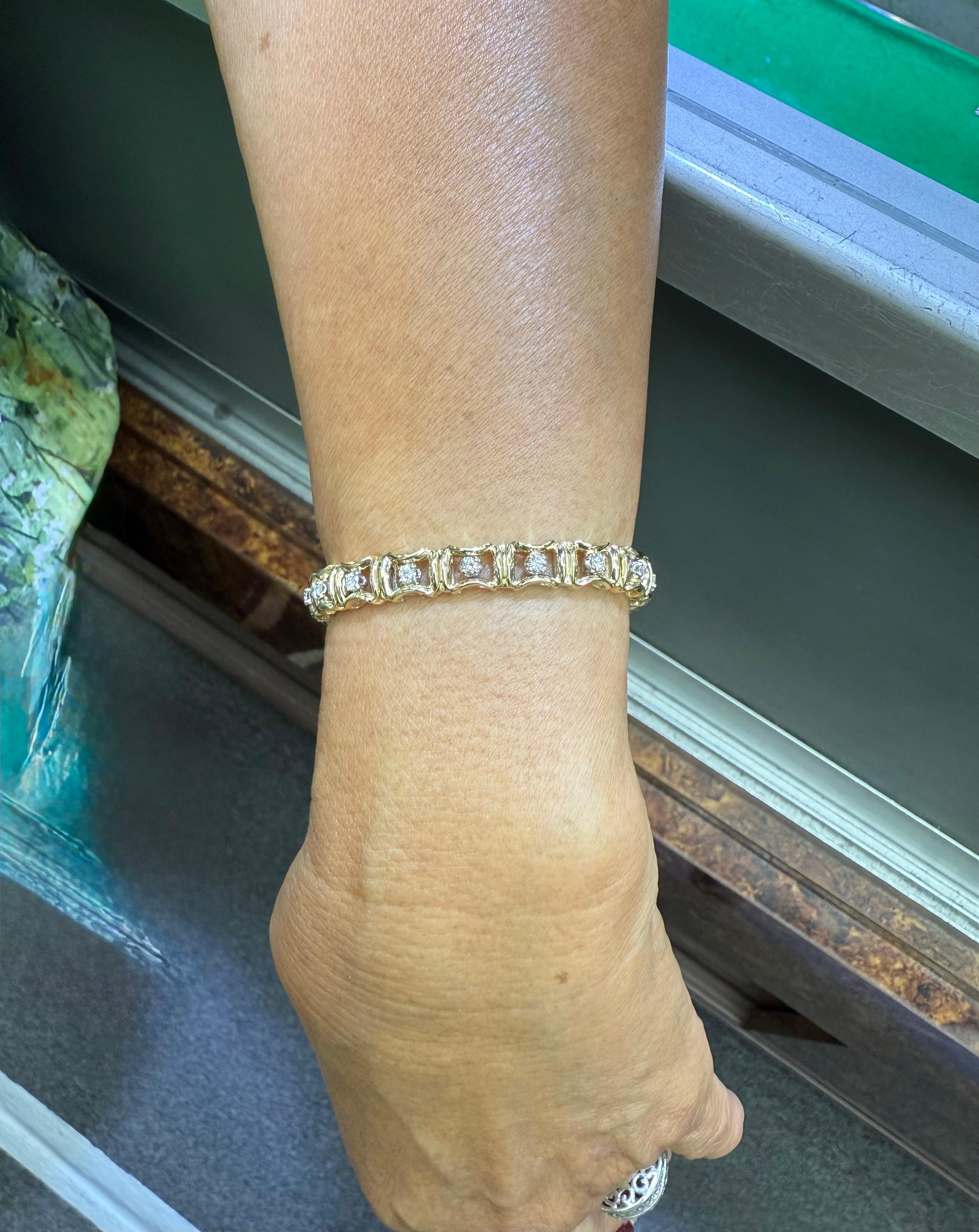 Bracciale con diamanti in oro giallo 14k degli anni '70.

Il bracciale in oro giallo 14k e diamanti è stato realizzato negli anni Settanta.   Le maglie a forma di cuscino, splendidamente disegnate, sono incastonate ciascuna con un diamante rotondo