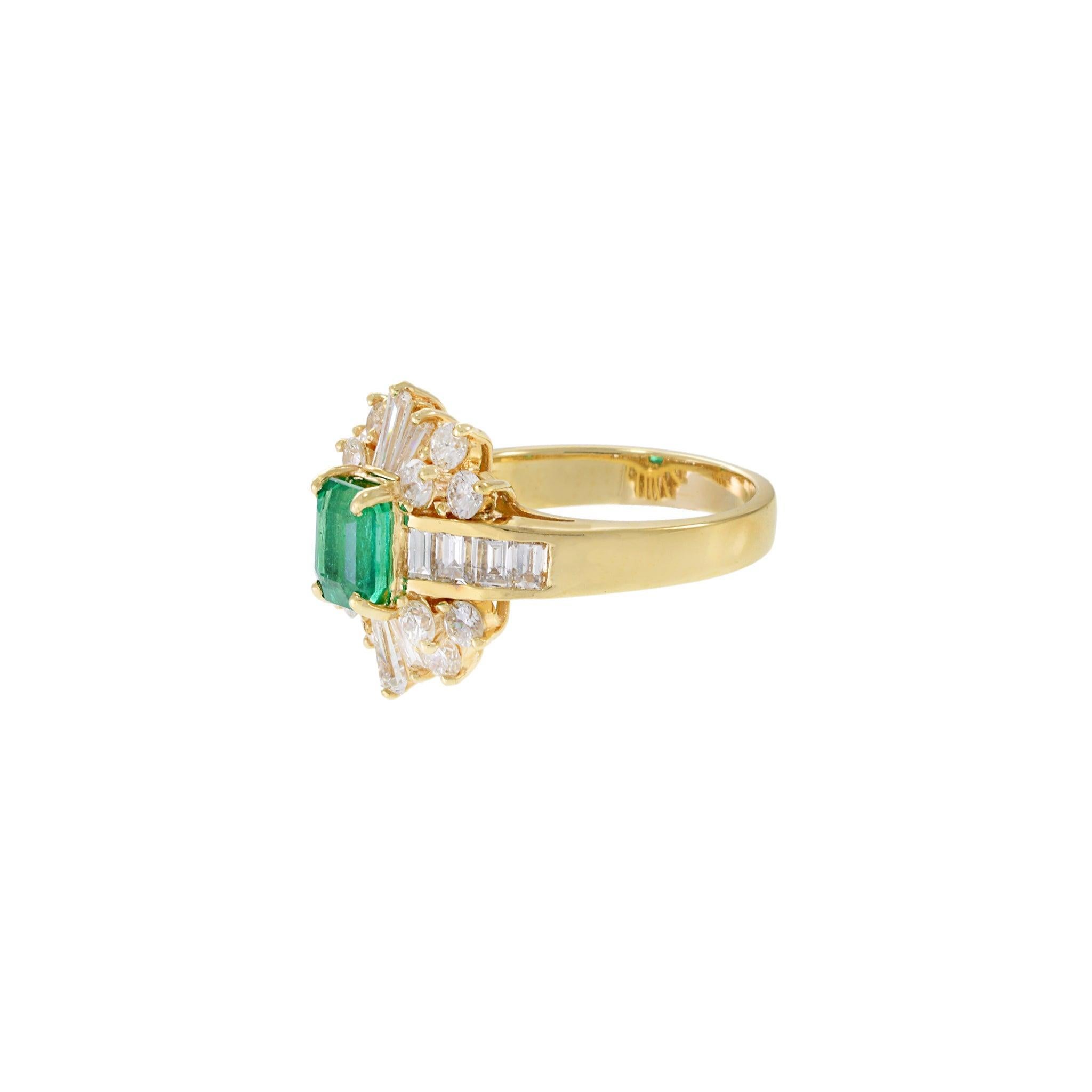 Questo anello da cocktail di proprietà, che risale agli anni '70, racchiude un vivido smeraldo colombiano di 1,03 carati a taglio rettangolare in una raggiante corona di diamanti a baguette e a taglio brillante. L'incastonatura in oro giallo 14KT