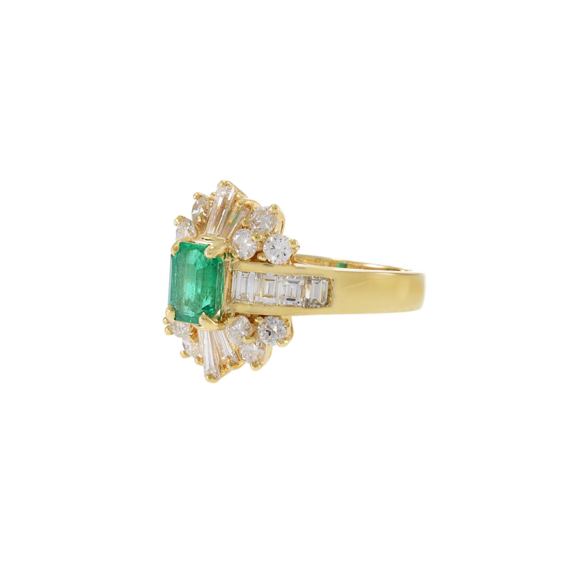 Taglio smeraldo Anello anni '70 in oro giallo 14KT con smeraldo colombiano e diamanti in vendita