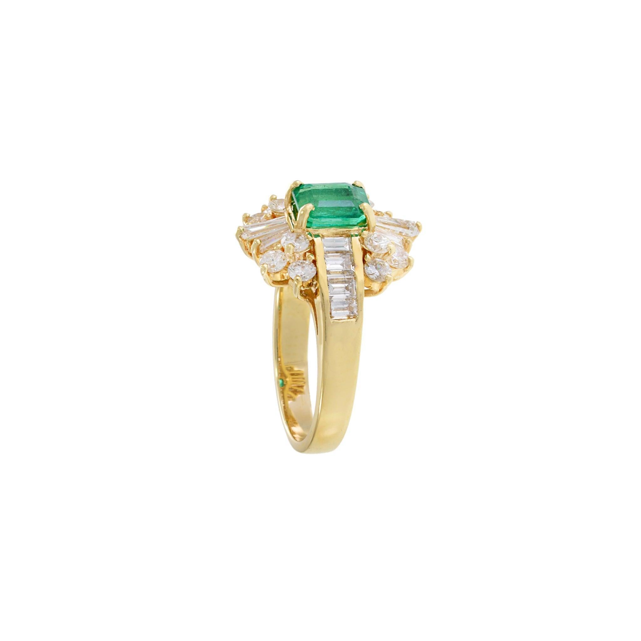 Anello anni '70 in oro giallo 14KT con smeraldo colombiano e diamanti In condizioni buone in vendita a New York, NY