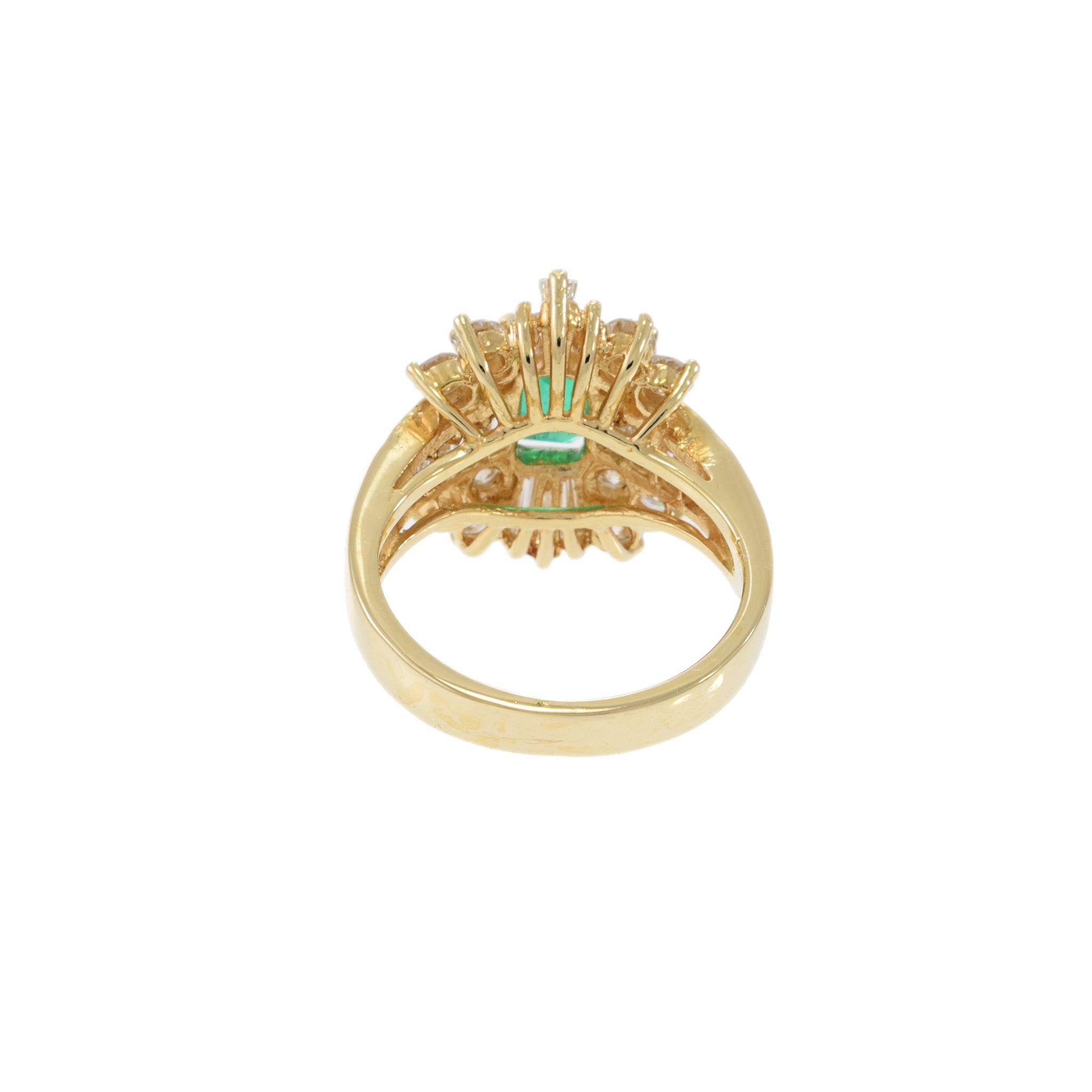 Anello anni '70 in oro giallo 14KT con smeraldo colombiano e diamanti in vendita 1
