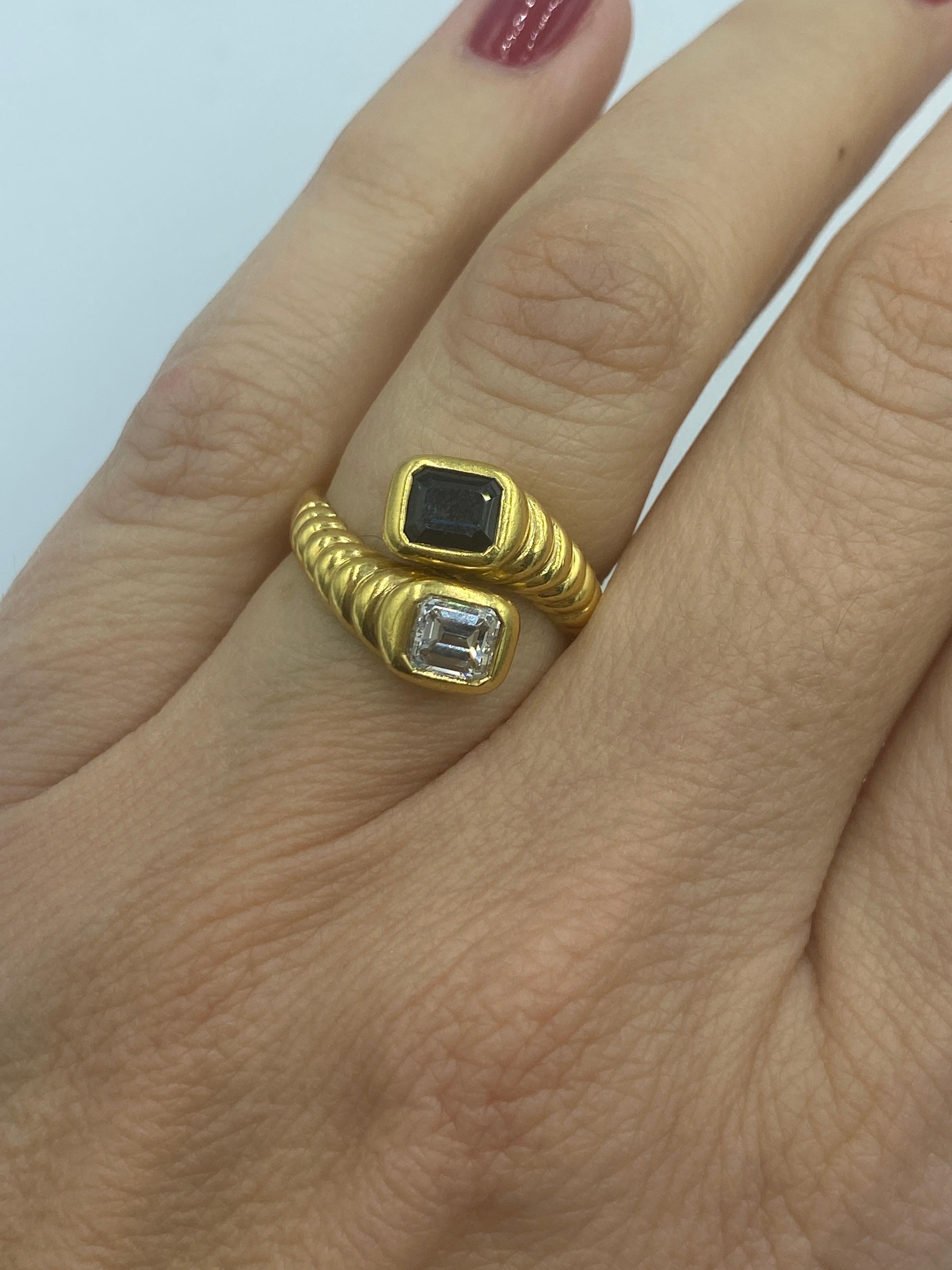 Dieser elegante Toi et Moi-Ring ist mit einem 0,7 Karat schweren Diamanten und einem 0,8 Karat schweren Saphir besetzt. Beide Steine sind breite Smaragdschliffe. Der Diamant hat die Farbe F-G und die Reinheit VVS. Der Ring ist in 18-karätigem Gold