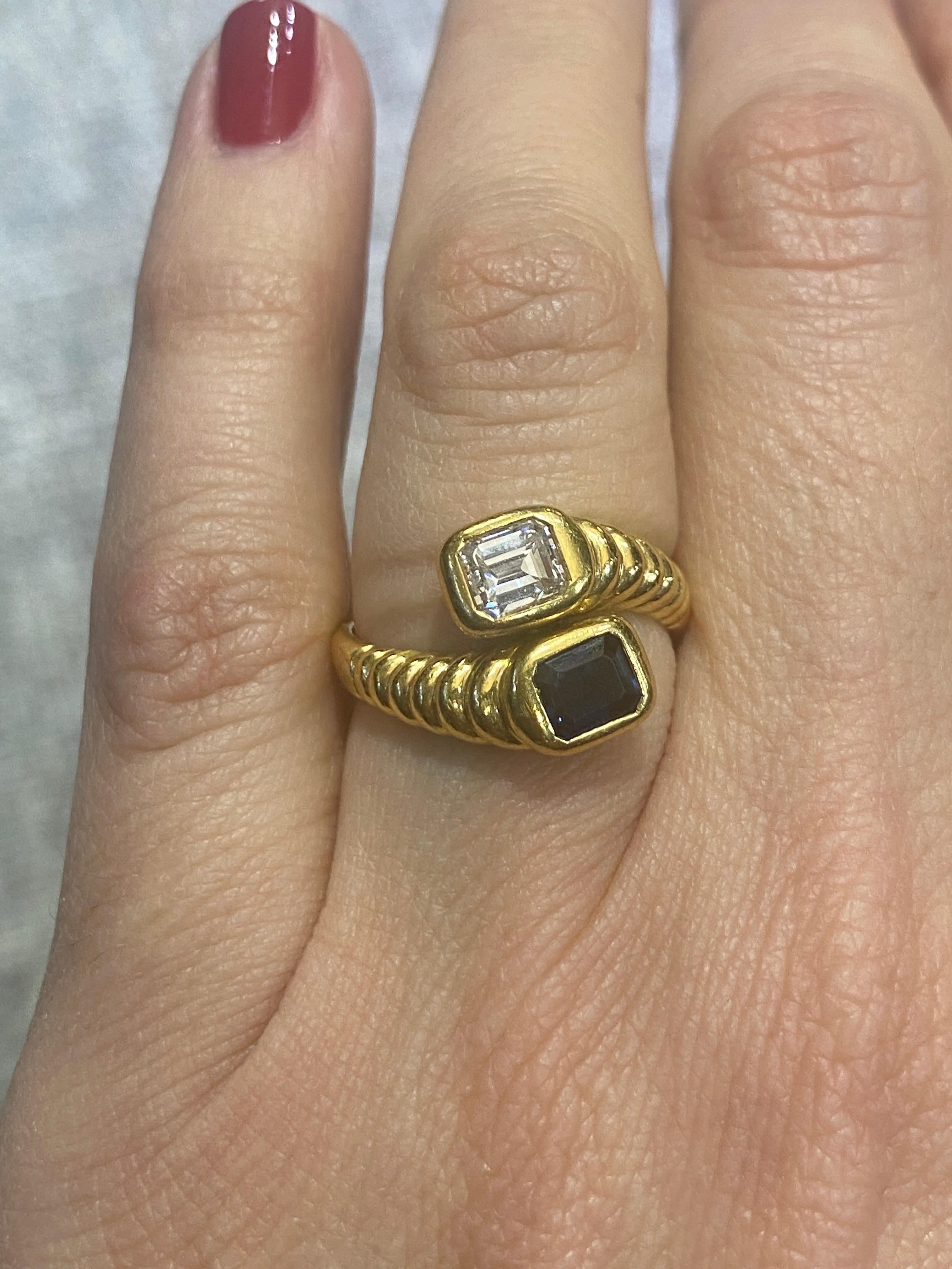 1970s 18 k gold and emerald cut diamond and sapphire toi et moi ring In Good Condition For Sale In London, GB