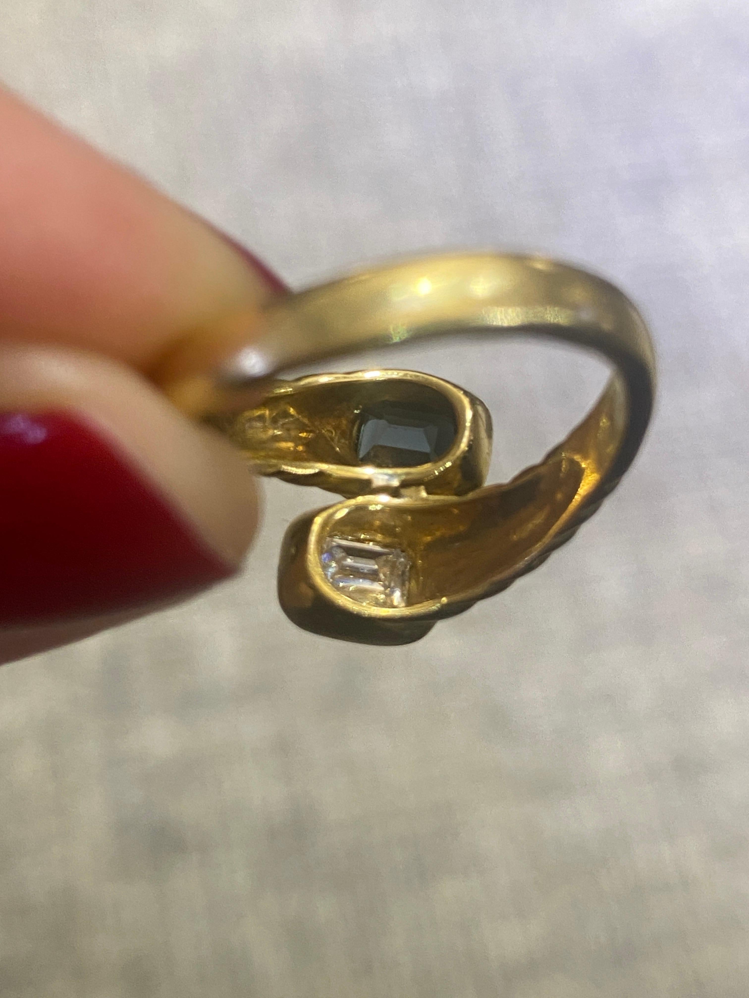 1970er Jahre Ring aus 18 k Gold mit Diamanten und Saphiren im Smaragdschliff toi et moi im Angebot 1