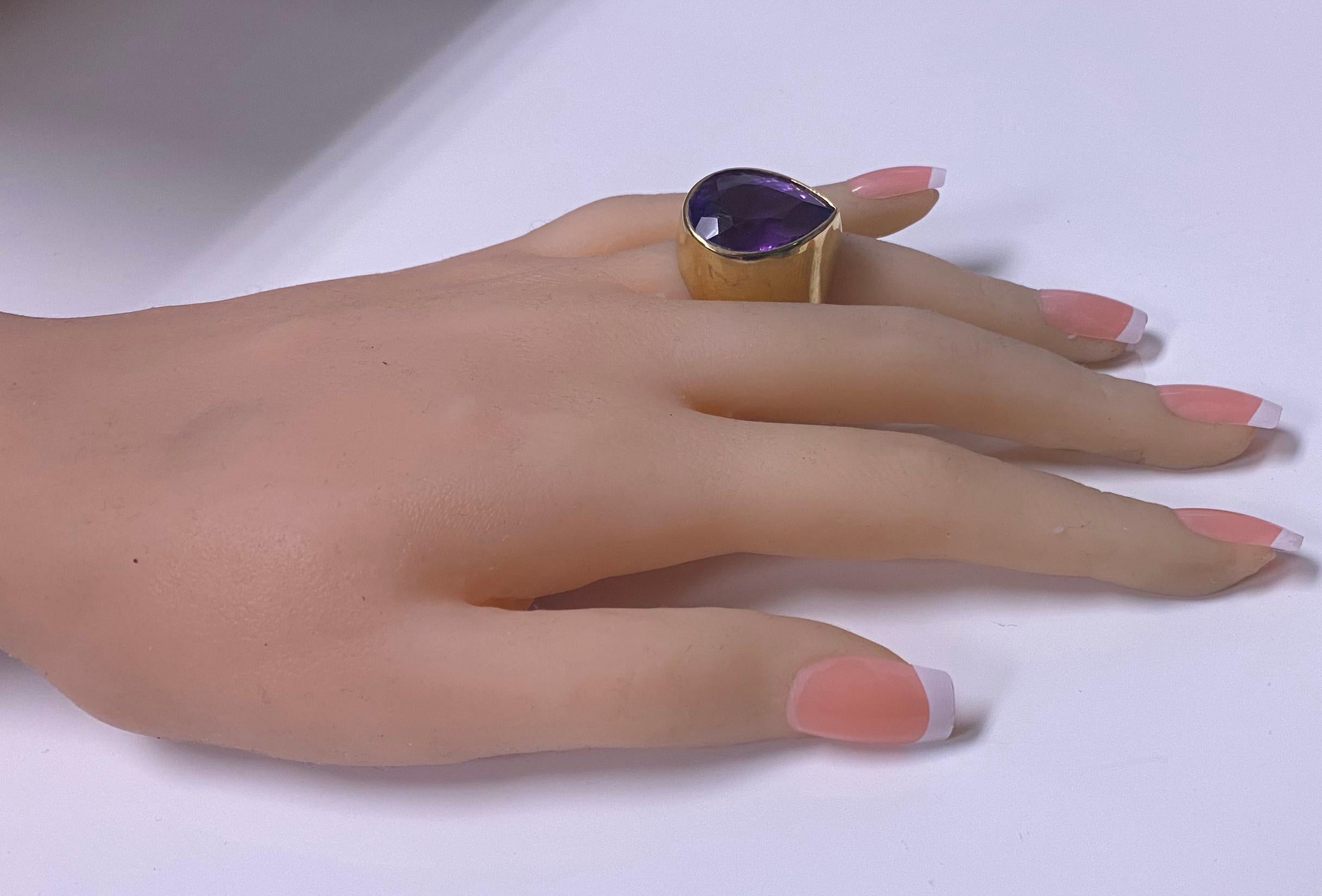 1970s 18 Karat Amethyst Large Ring For Sale 1