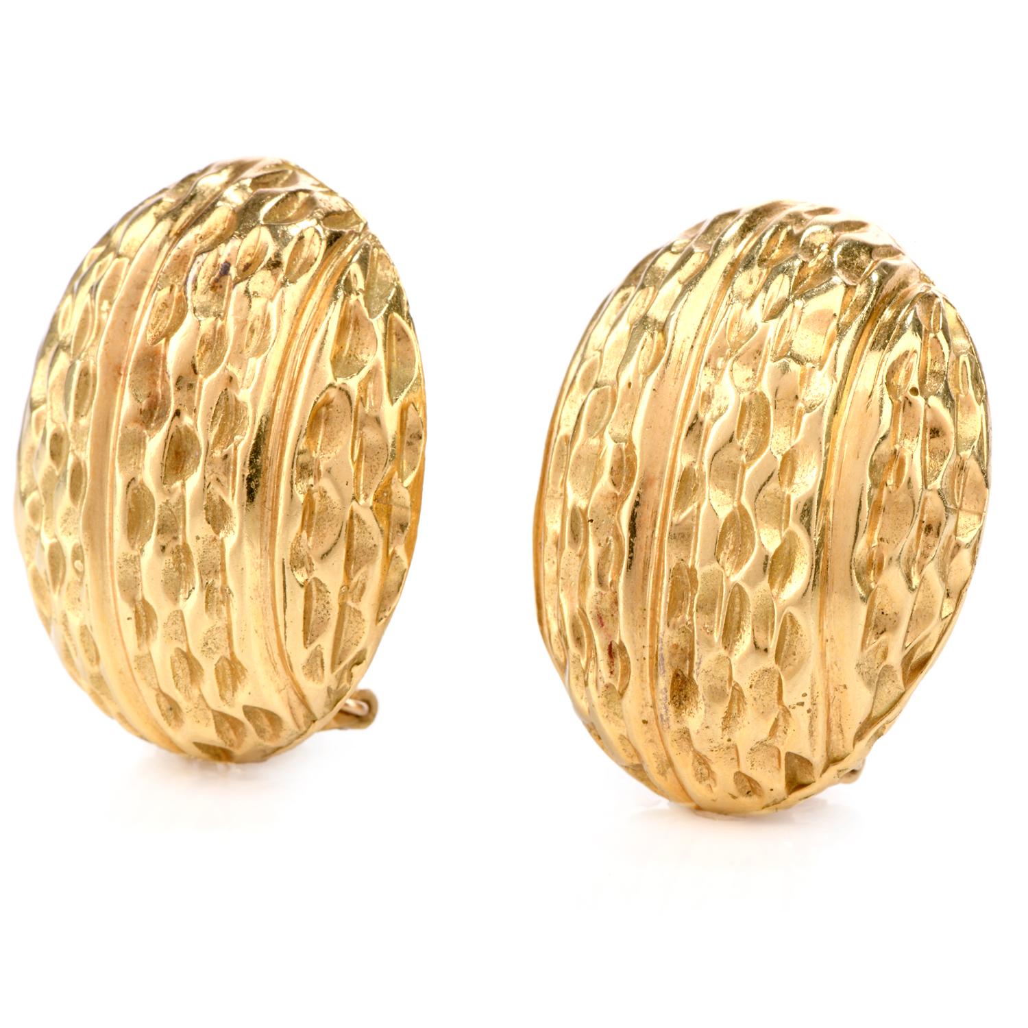 These incredible 18K gold Earrings was inspired in shell motif. The ribbing of the shell design boasts a high polished hammered effect creating depth and interest. The earrings utilize clip on backs without post.( post can be added )

Measurements 