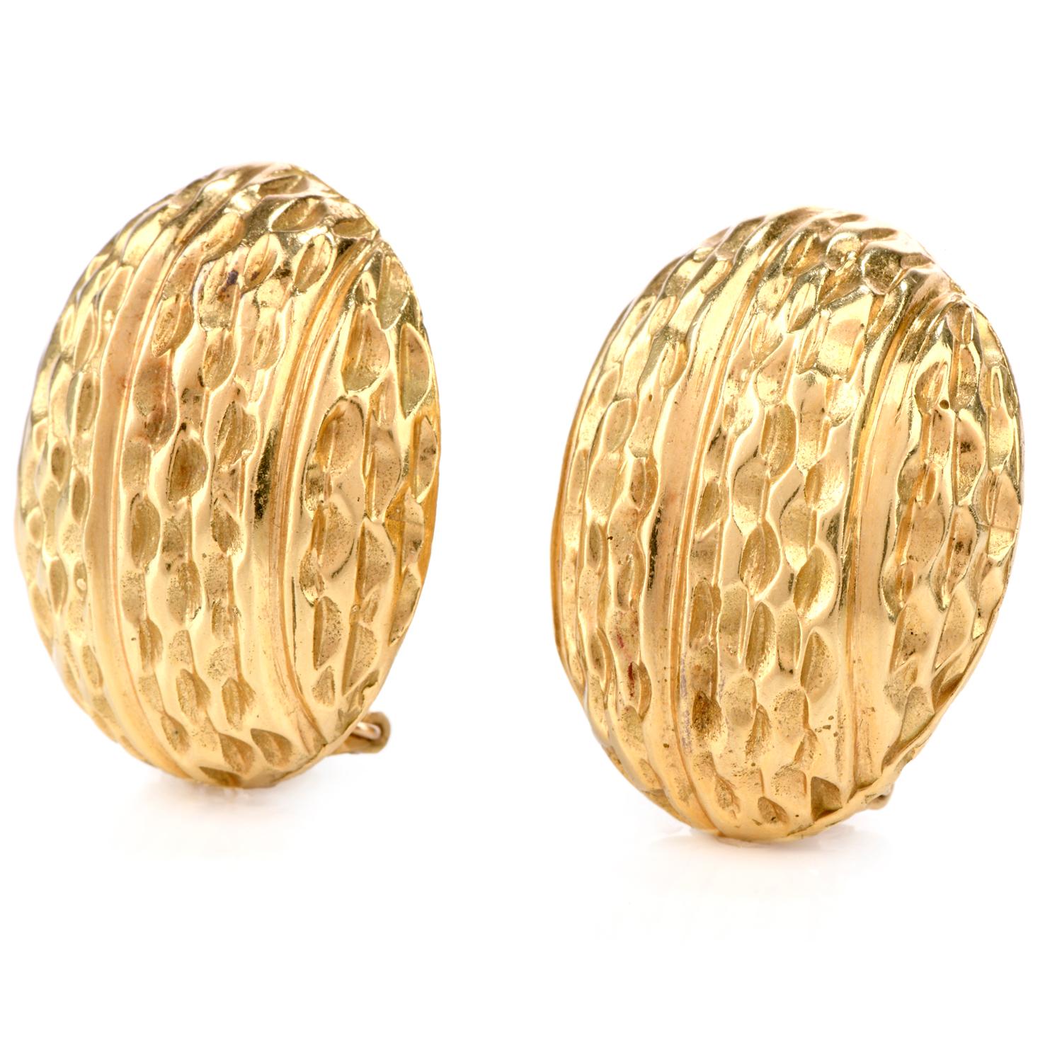 Estos increíbles Pendientes de oro de 18 quilates están inspirados en el motivo de la concha. Las nervaduras del diseño de concha presentan un efecto martillado muy pulido que crea profundidad e interés. Los pendientes utilizan cierres de clip sin