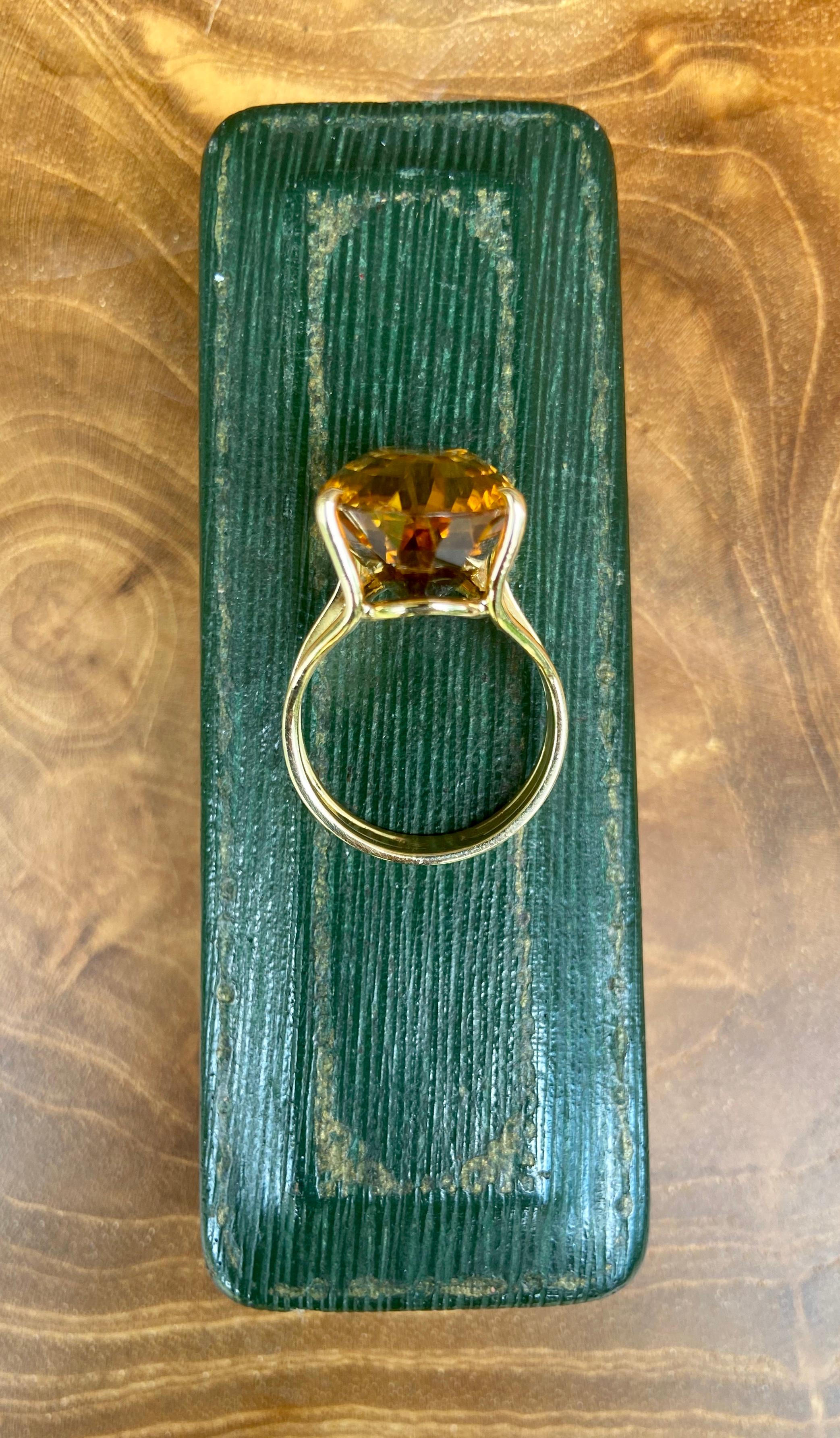 1970s 18 Karat Yellow Gold Oval Golden Citrine Ring 4