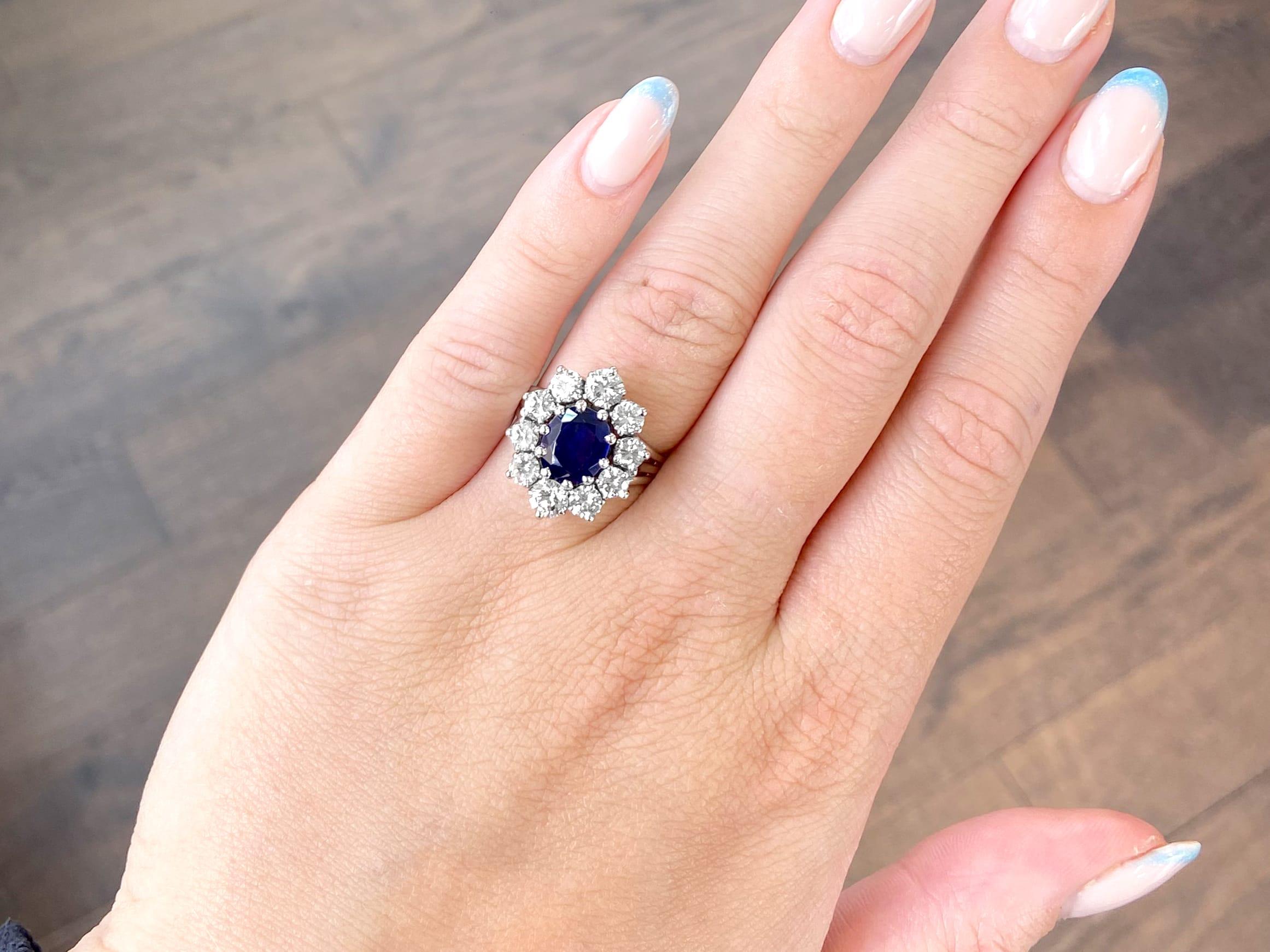 1970er Jahre 1,84 Karat burmesischer Saphir im Ovalschliff und 2,35 Karat Diamant-Cluster-Ring im Zustand „Hervorragend“ in Jesmond, Newcastle Upon Tyne