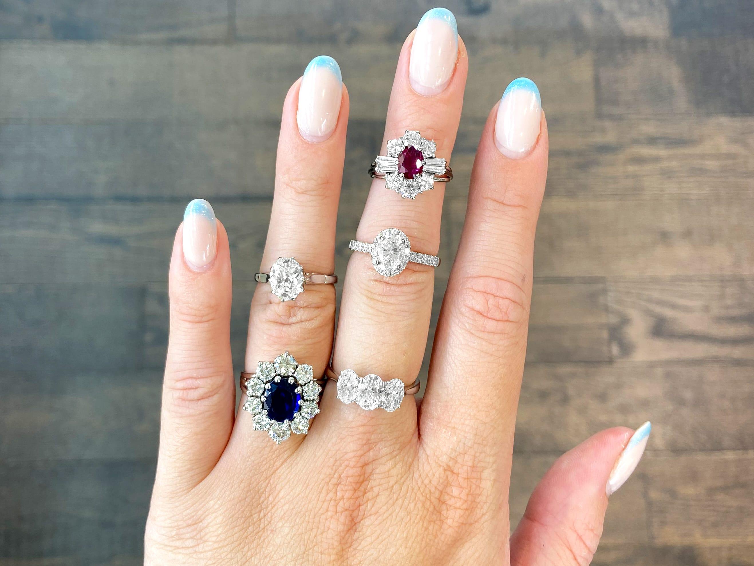 1970er Jahre 1,84 Karat burmesischer Saphir im Ovalschliff und 2,35 Karat Diamant-Cluster-Ring für Damen oder Herren