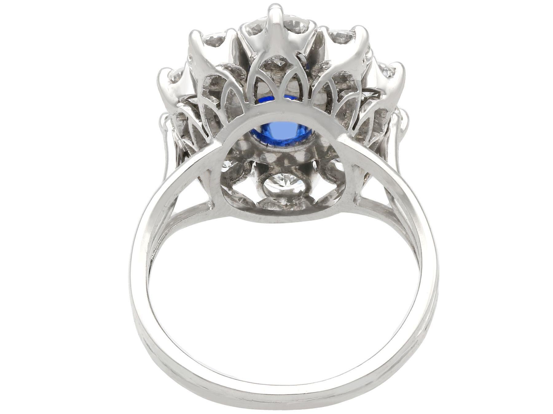 1970er Jahre 1,84 Karat burmesischer Saphir im Ovalschliff und 2,35 Karat Diamant-Cluster-Ring 4