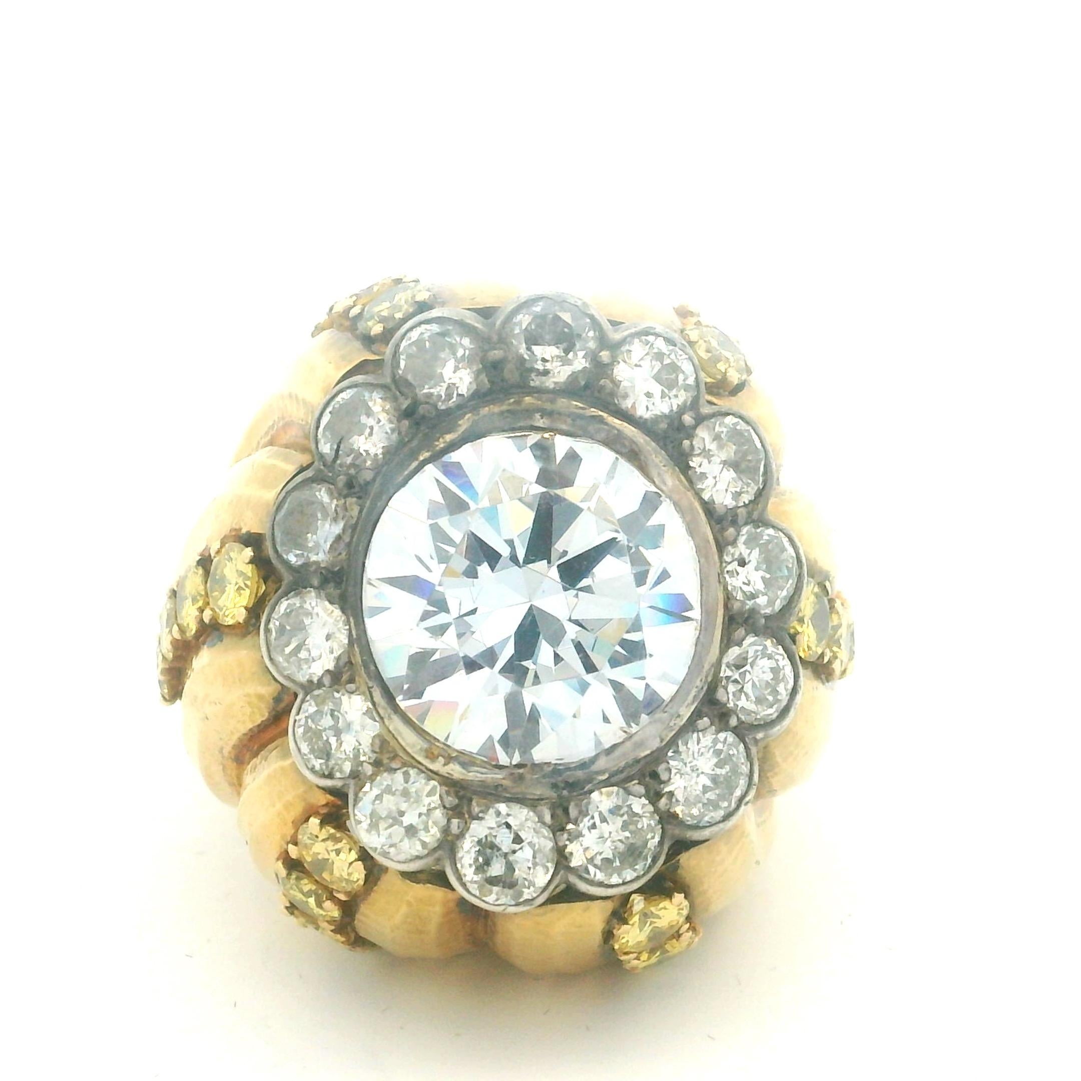 Anello Bombe in oro 18 carati degli anni '70 con zaffiro bianco, diamanti e zaffiri gialli in vendita 5