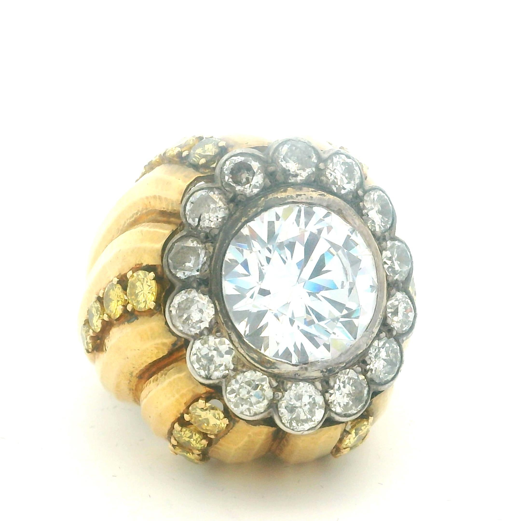 Anello Bombe in oro 18 carati degli anni '70 con zaffiro bianco, diamanti e zaffiri gialli in vendita 6