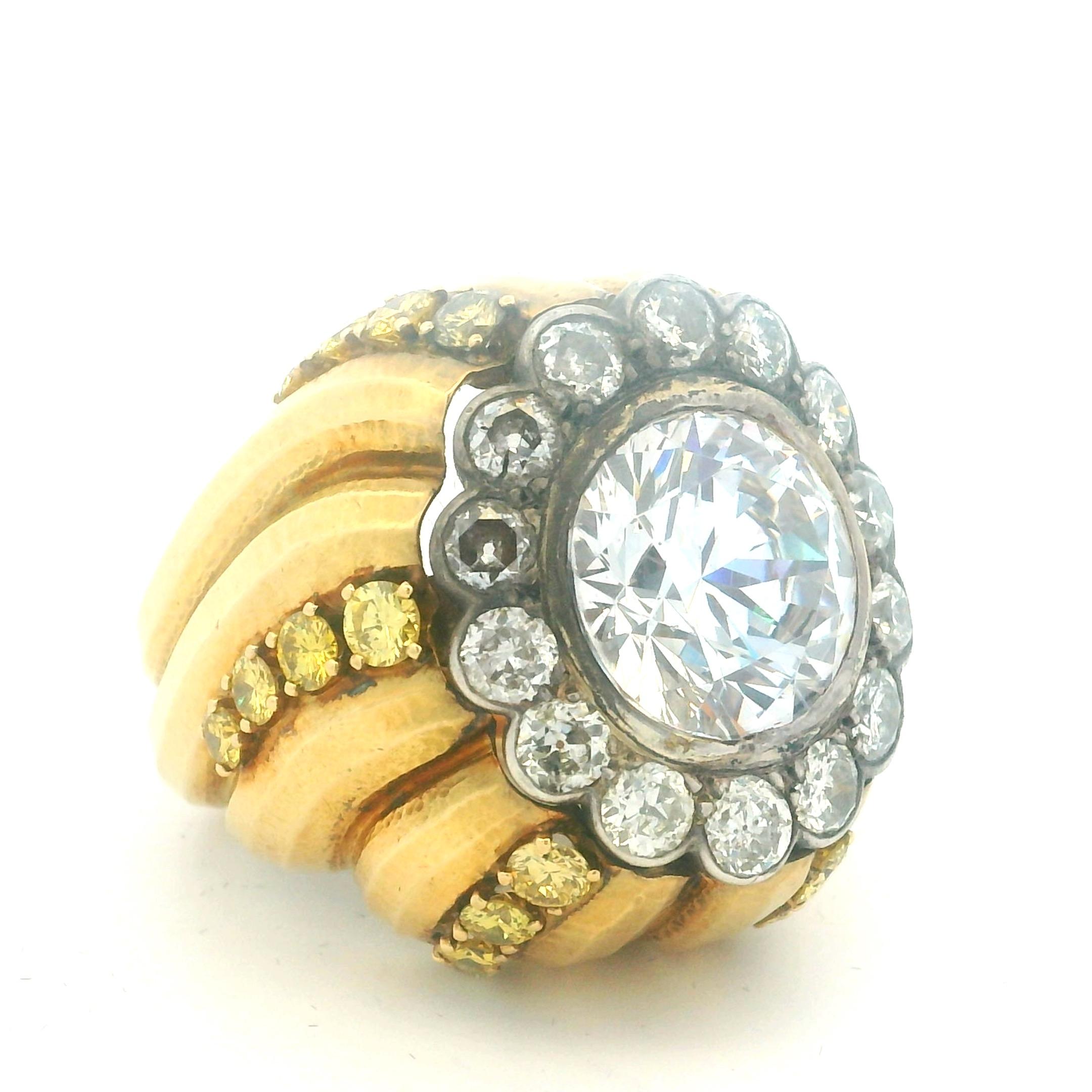 Anello Bombe in oro 18 carati degli anni '70 con zaffiro bianco, diamanti e zaffiri gialli in vendita 7