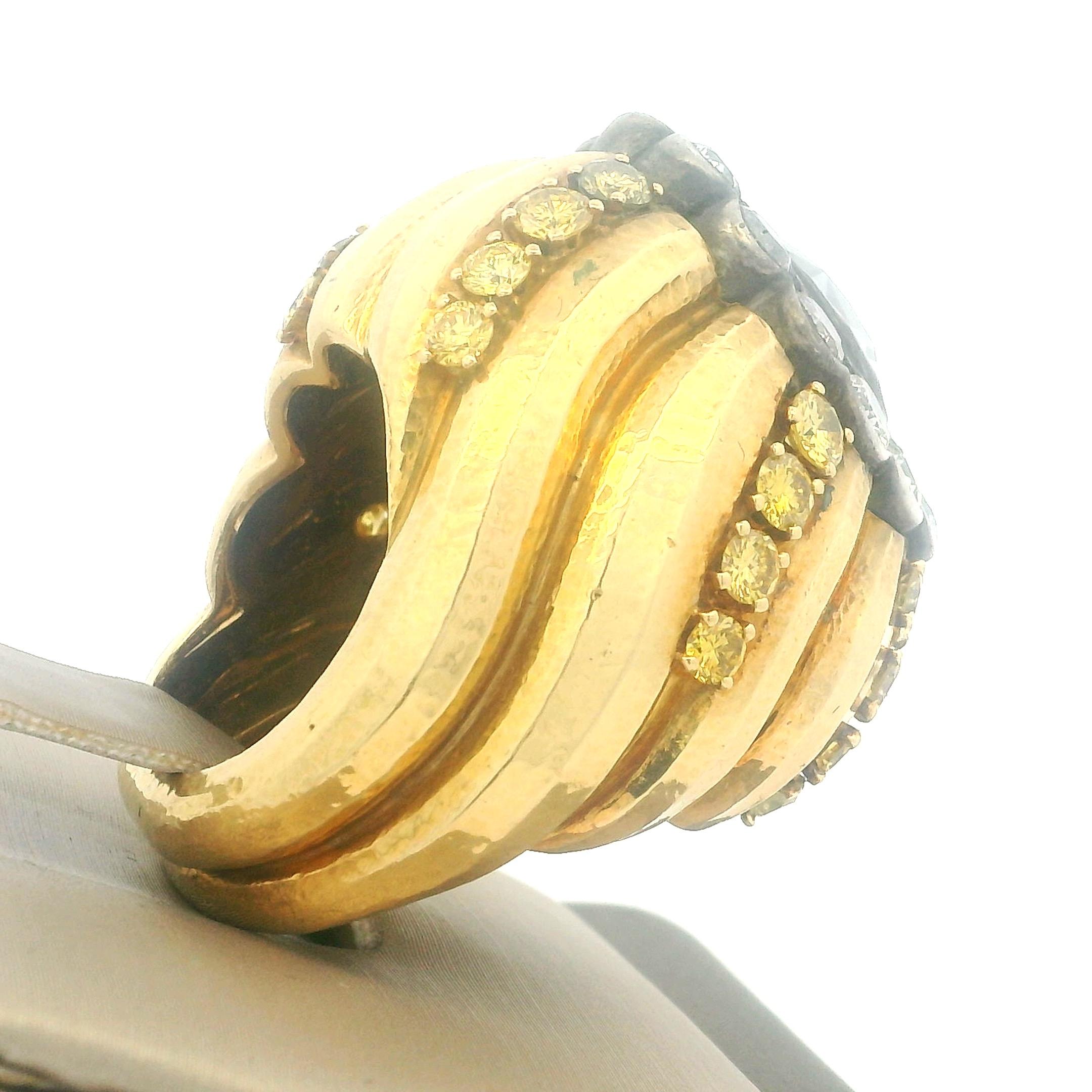 Anello Bombe in oro 18 carati degli anni '70 con zaffiro bianco, diamanti e zaffiri gialli in vendita 8