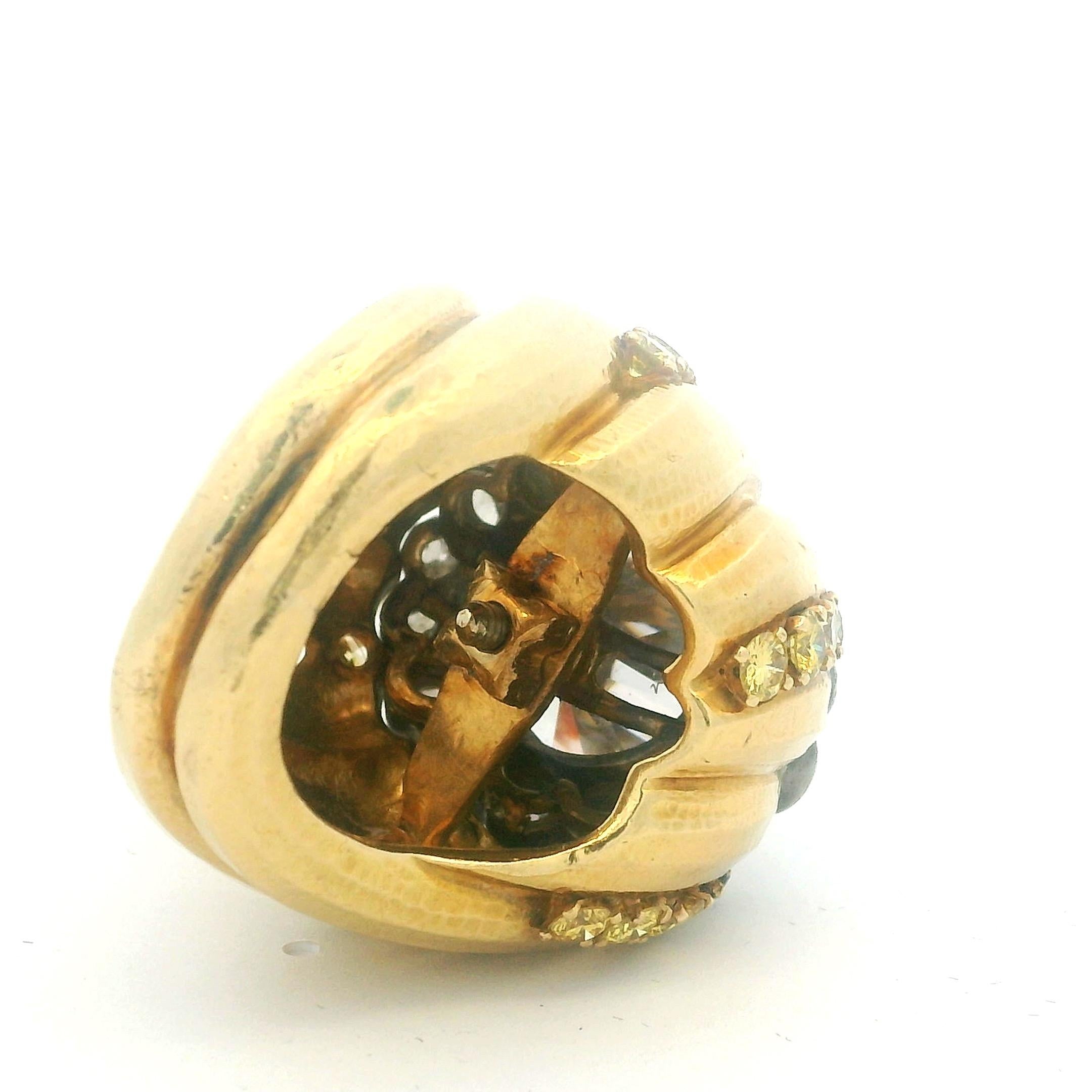 Anello Bombe in oro 18 carati degli anni '70 con zaffiro bianco, diamanti e zaffiri gialli in vendita 9