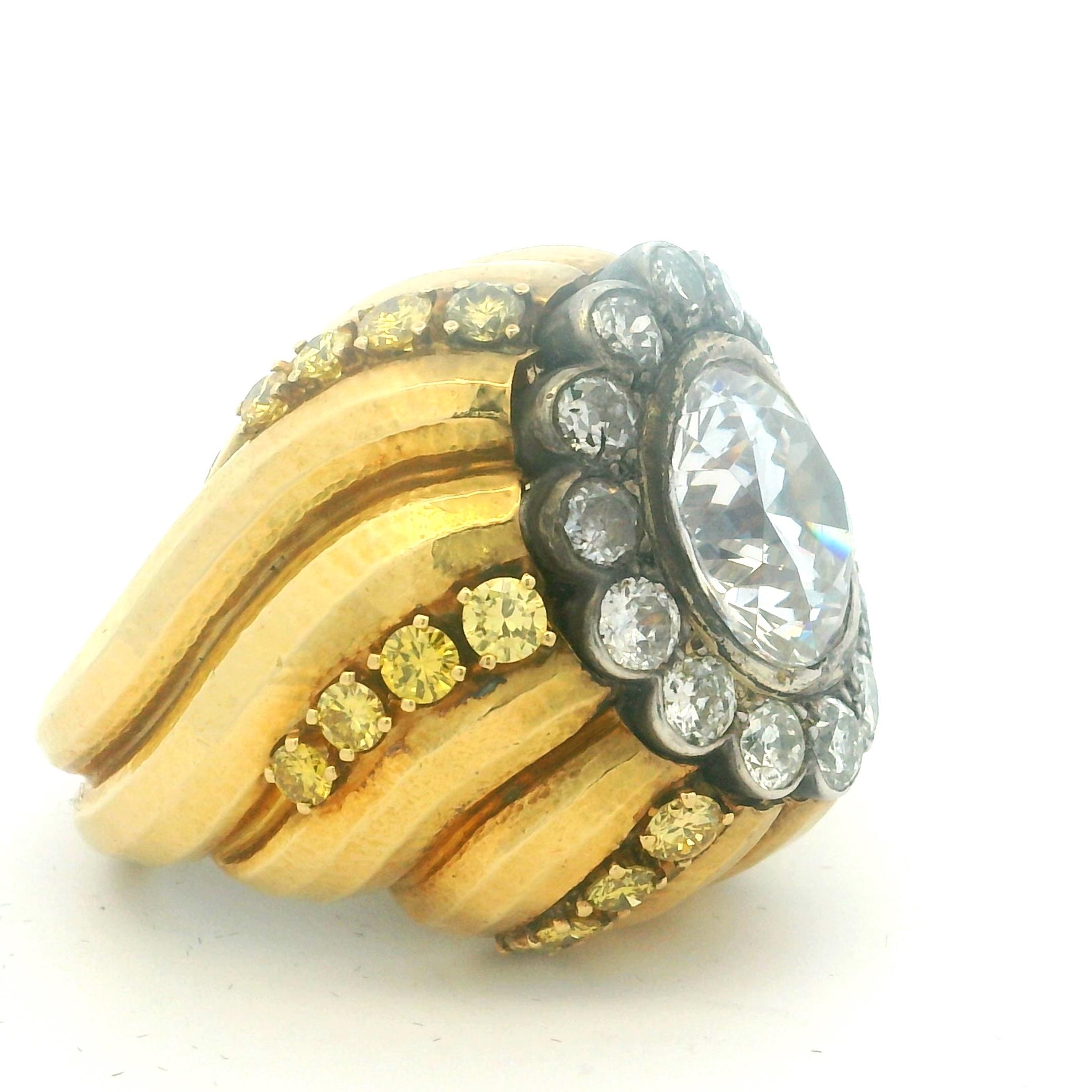 Rétro Anello Bombe in oro 18 carati degli anni '70 con zaffiro bianco, diamanti e zaffiri gialli in vendita