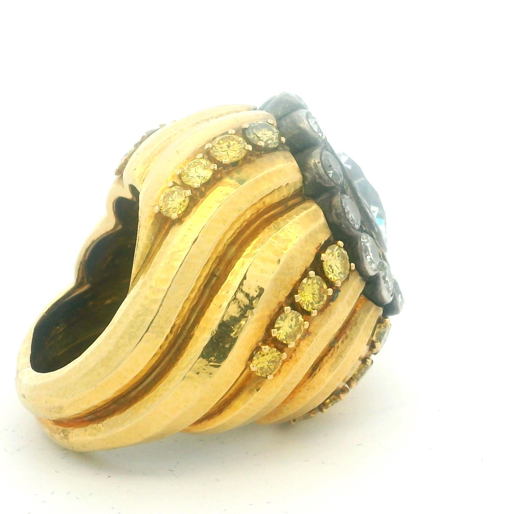 Taglio rotondo Anello Bombe in oro 18 carati degli anni '70 con zaffiro bianco, diamanti e zaffiri gialli in vendita