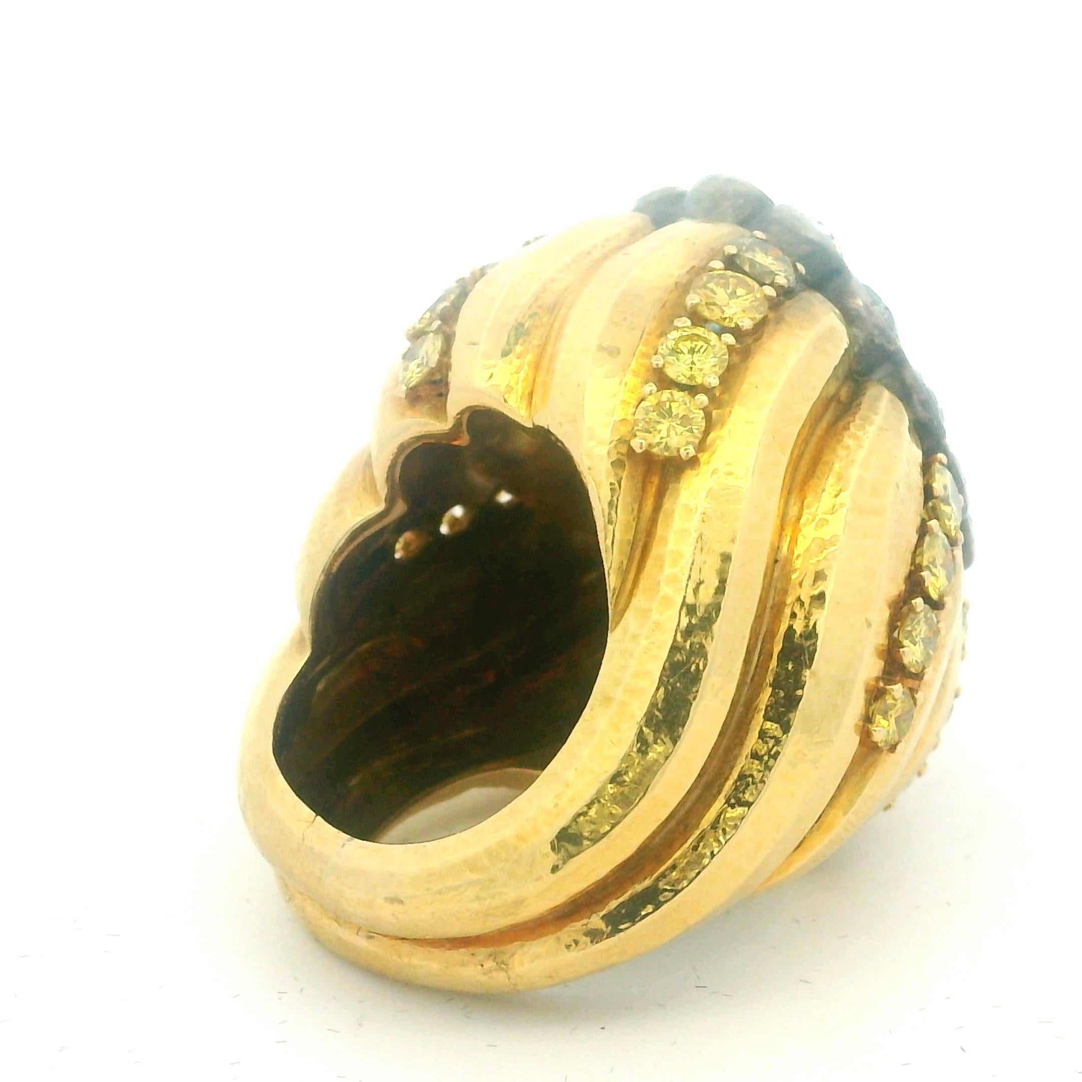 Anello Bombe in oro 18 carati degli anni '70 con zaffiro bianco, diamanti e zaffiri gialli In condizioni ottime in vendita a Miami, FL