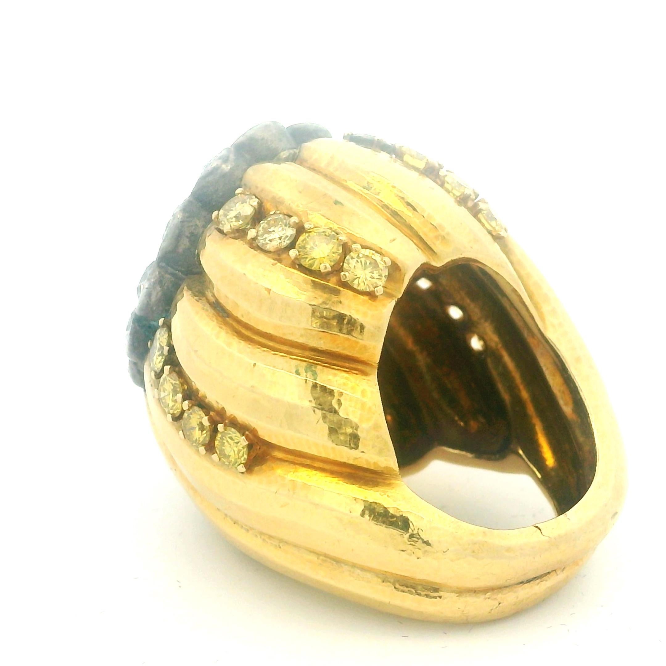 Anello Bombe in oro 18 carati degli anni '70 con zaffiro bianco, diamanti e zaffiri gialli in vendita 1