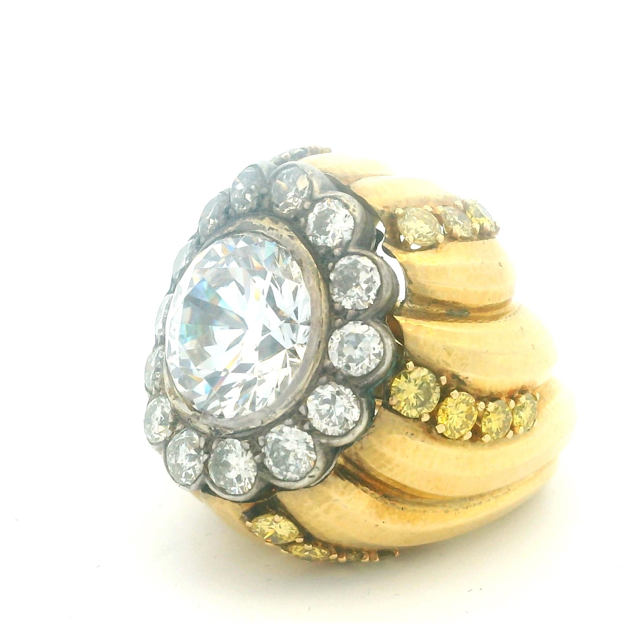 Anello Bombe in oro 18 carati degli anni '70 con zaffiro bianco, diamanti e zaffiri gialli in vendita 3