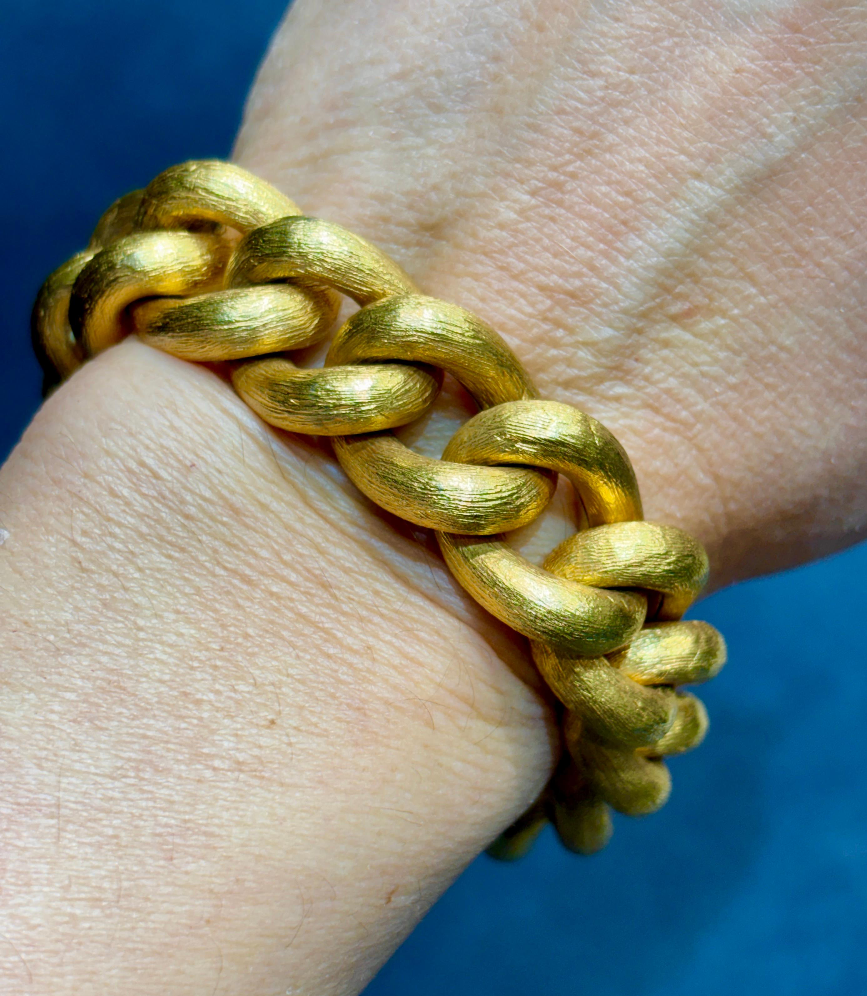 Contemporary 1970s 18k gold engraved chain bracelet For Sale