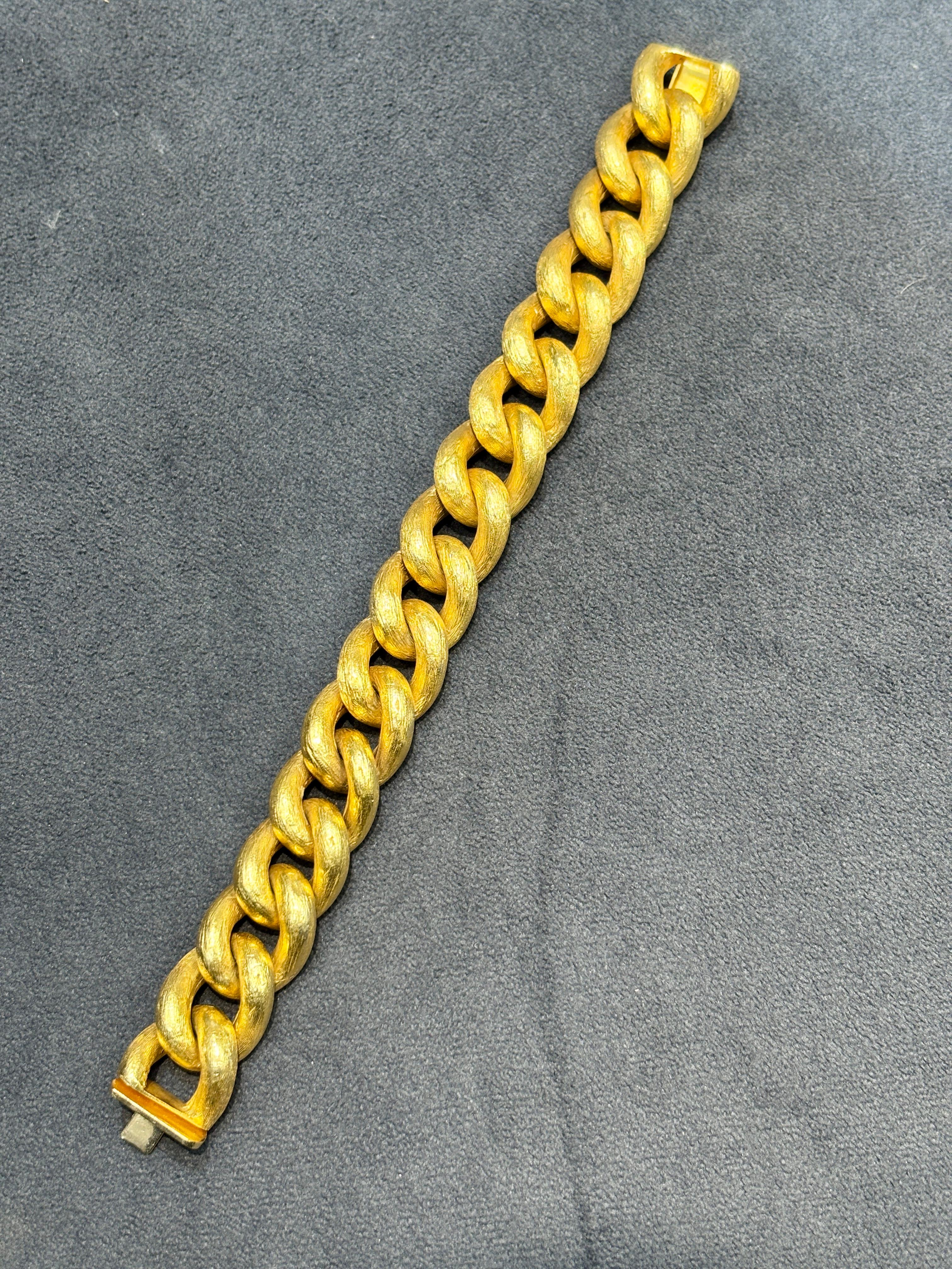1970s 18k gold engraved chain bracelet In Good Condition For Sale In London, GB