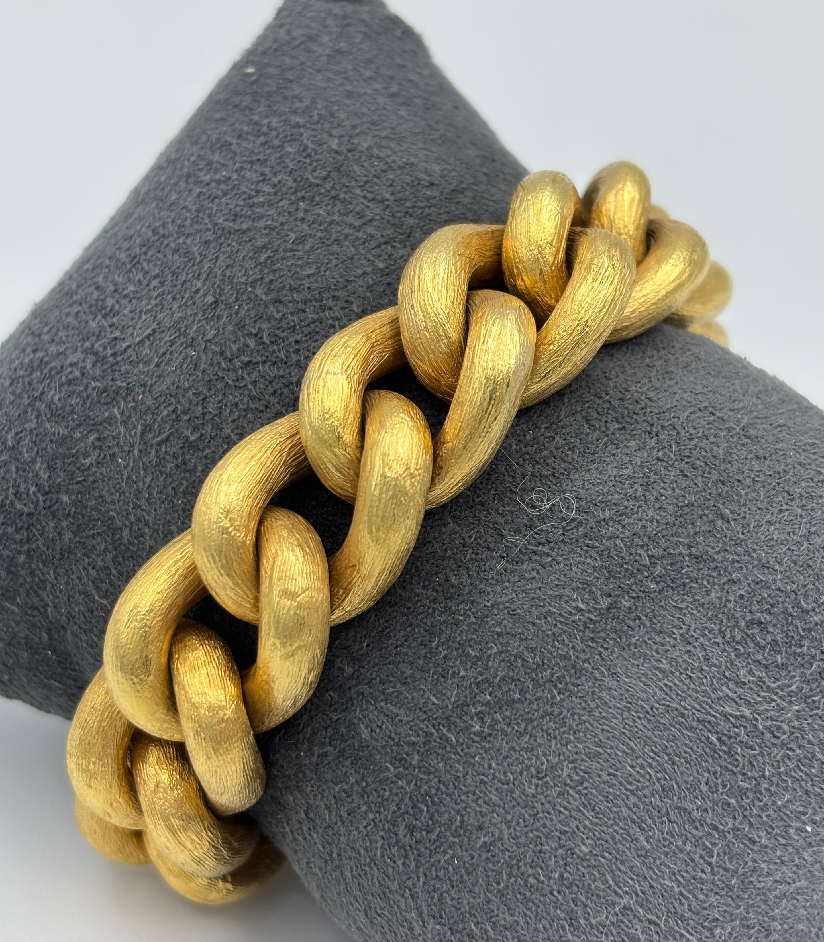 1970s 18k gold engraved chain bracelet For Sale 1