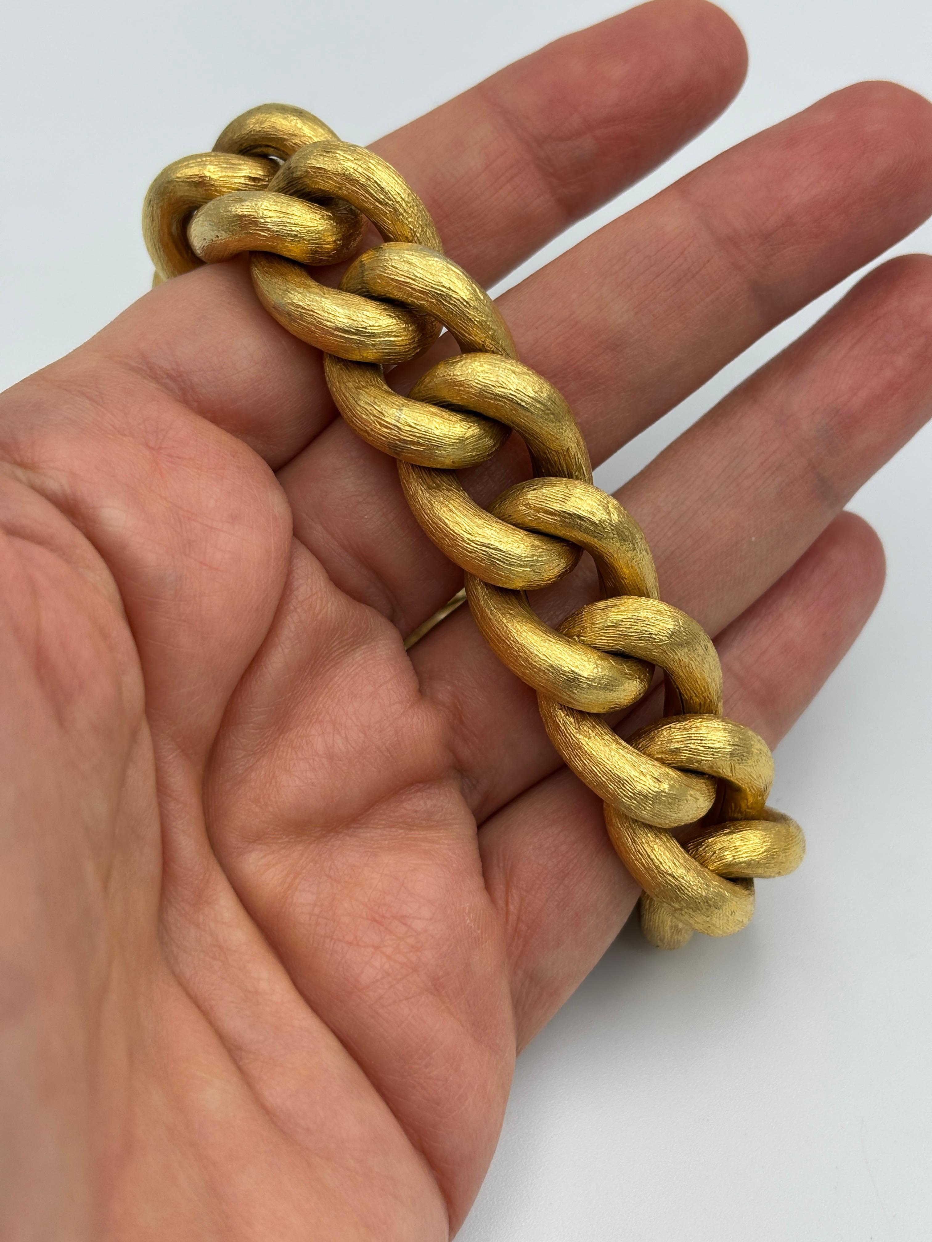 1970s 18k gold engraved chain bracelet For Sale 2