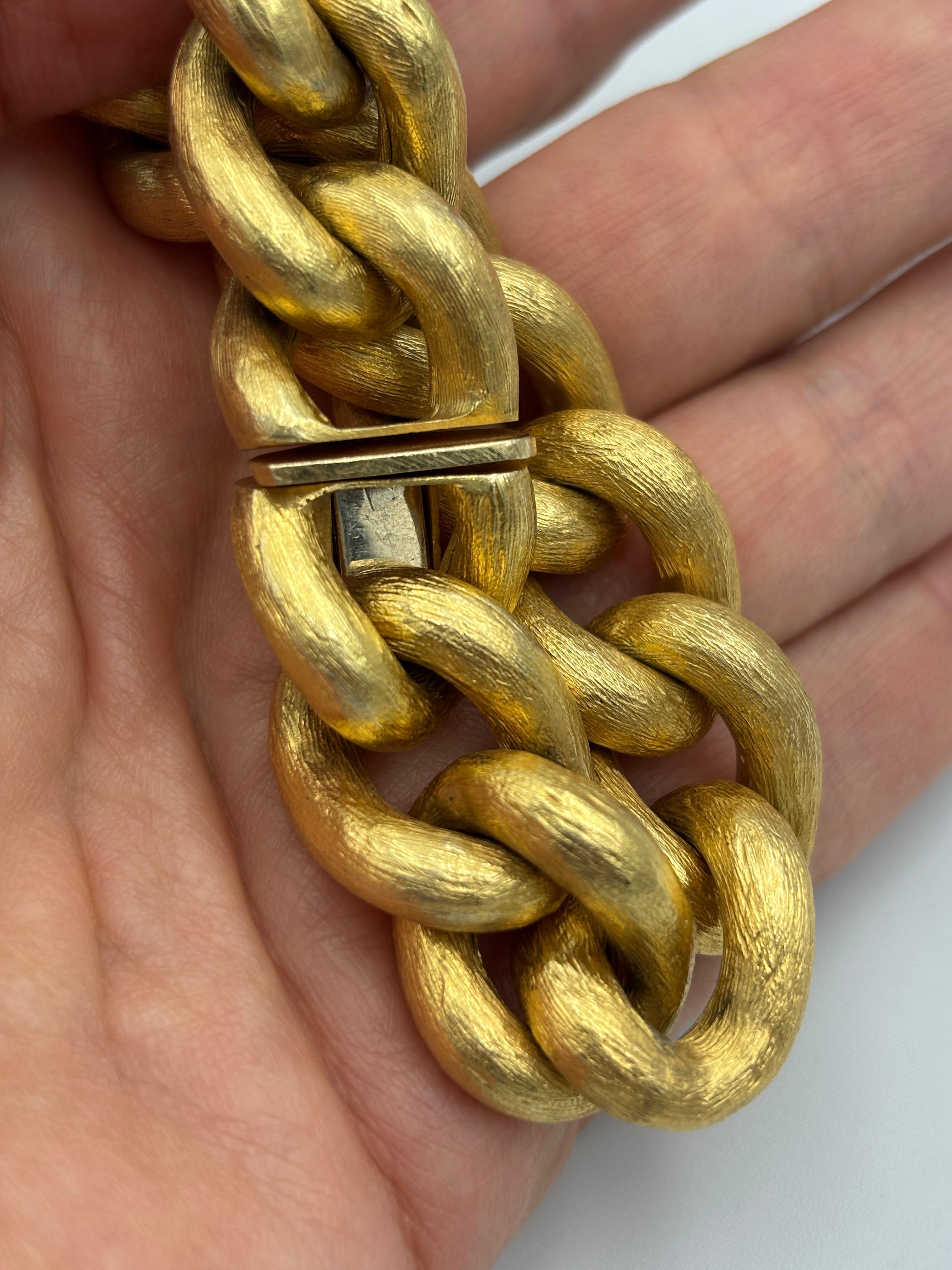 1970s 18k gold engraved chain bracelet For Sale 3