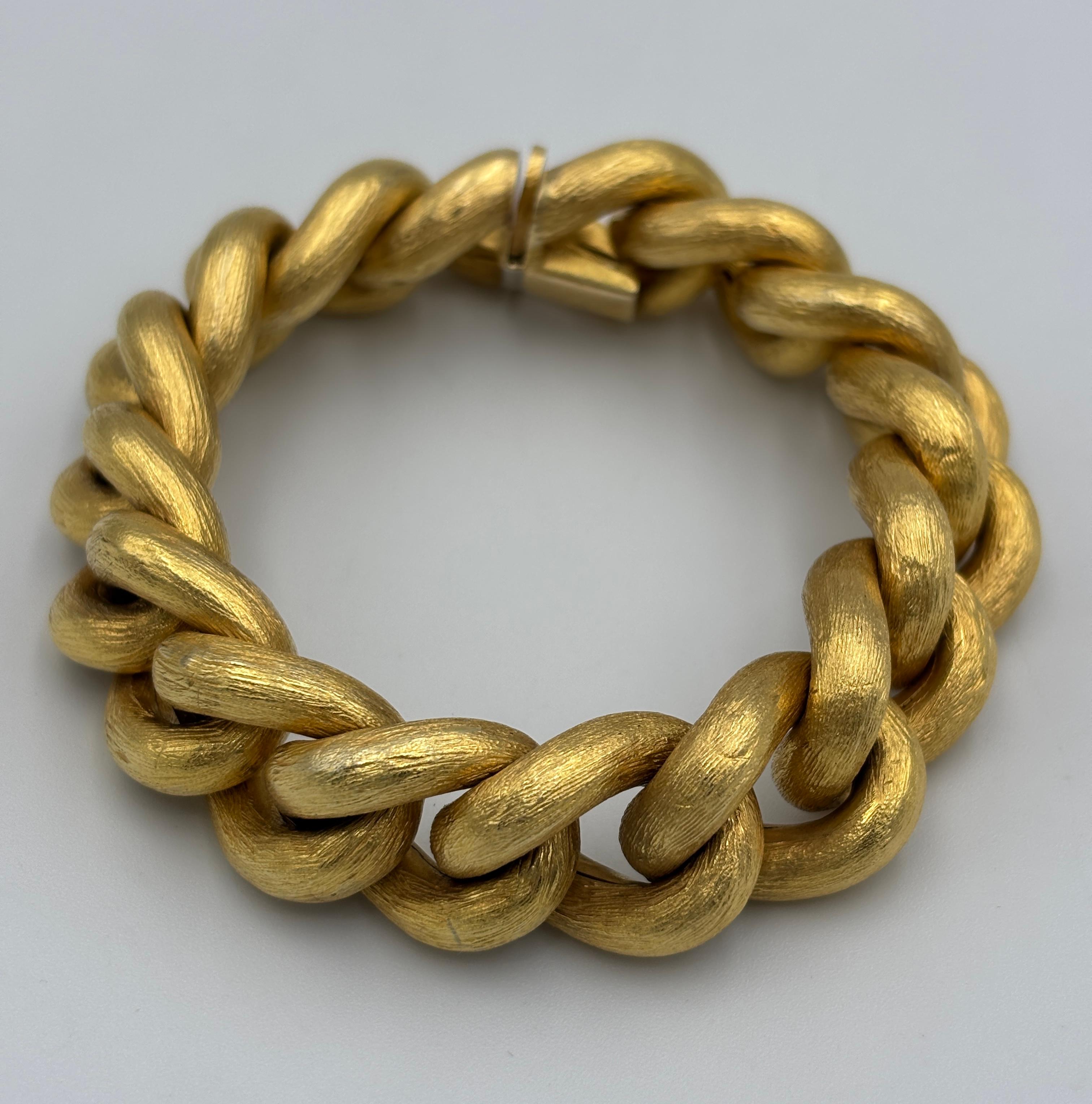 1970s 18k gold engraved chain bracelet For Sale 4