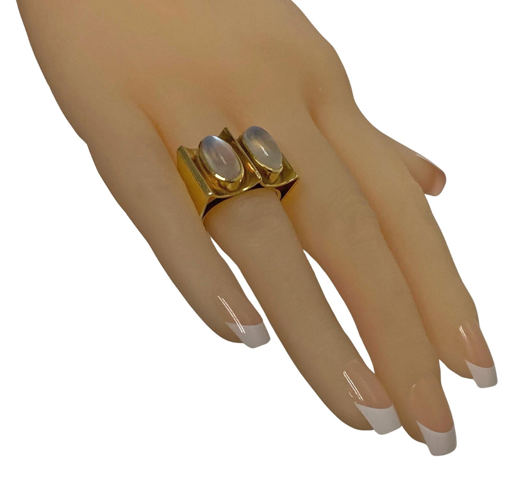 Bague moderniste en pierre de lune 18K des années 1970 en vente 3