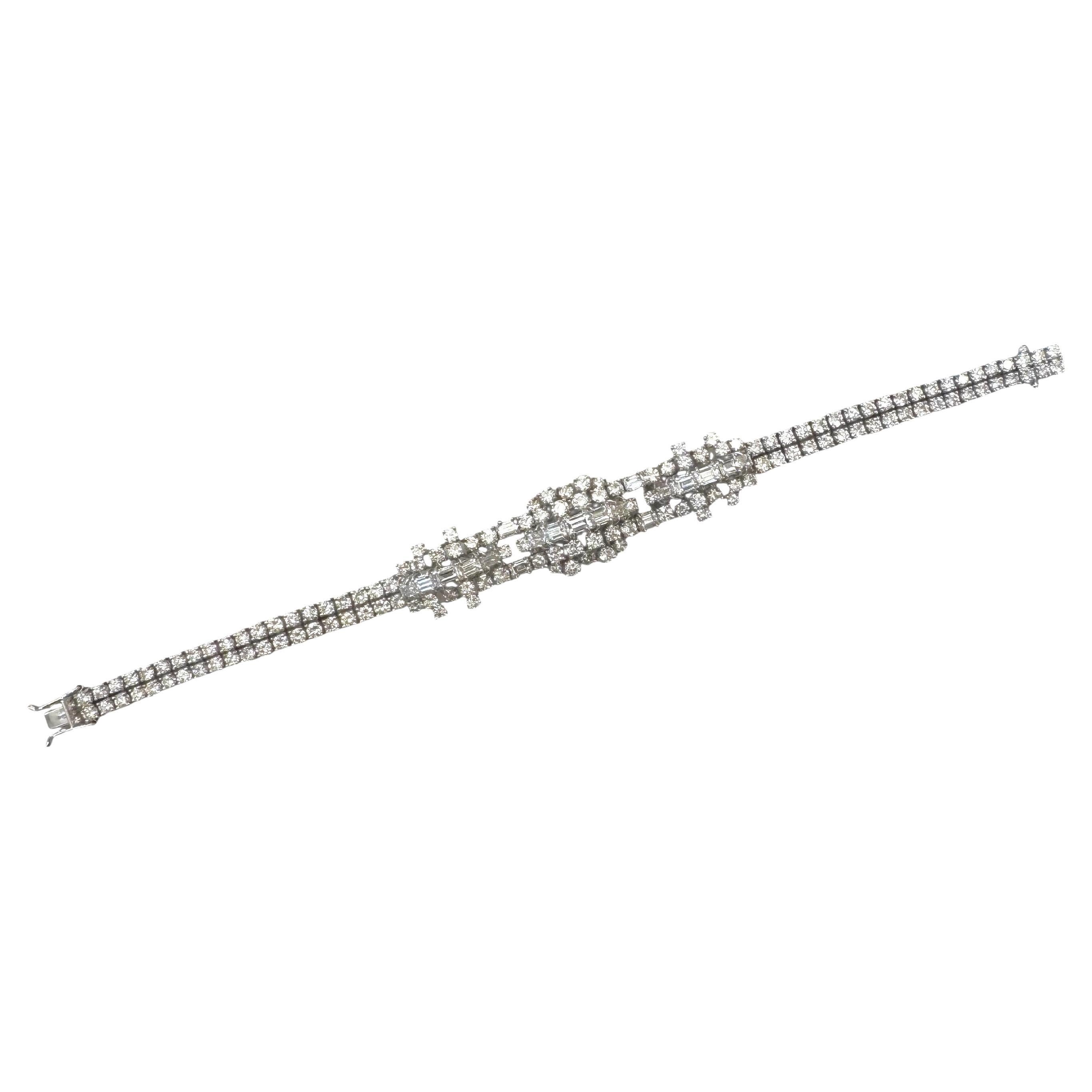 Questo bracciale degli anni '70 è realizzato in lussuoso oro bianco 18 carati e platino, un pezzo di glamour d'epoca. Il bracciale presenta una disposizione geometrica di 19 diamanti taglio baguette per un totale di circa 4,36 carati, abbinati a 130