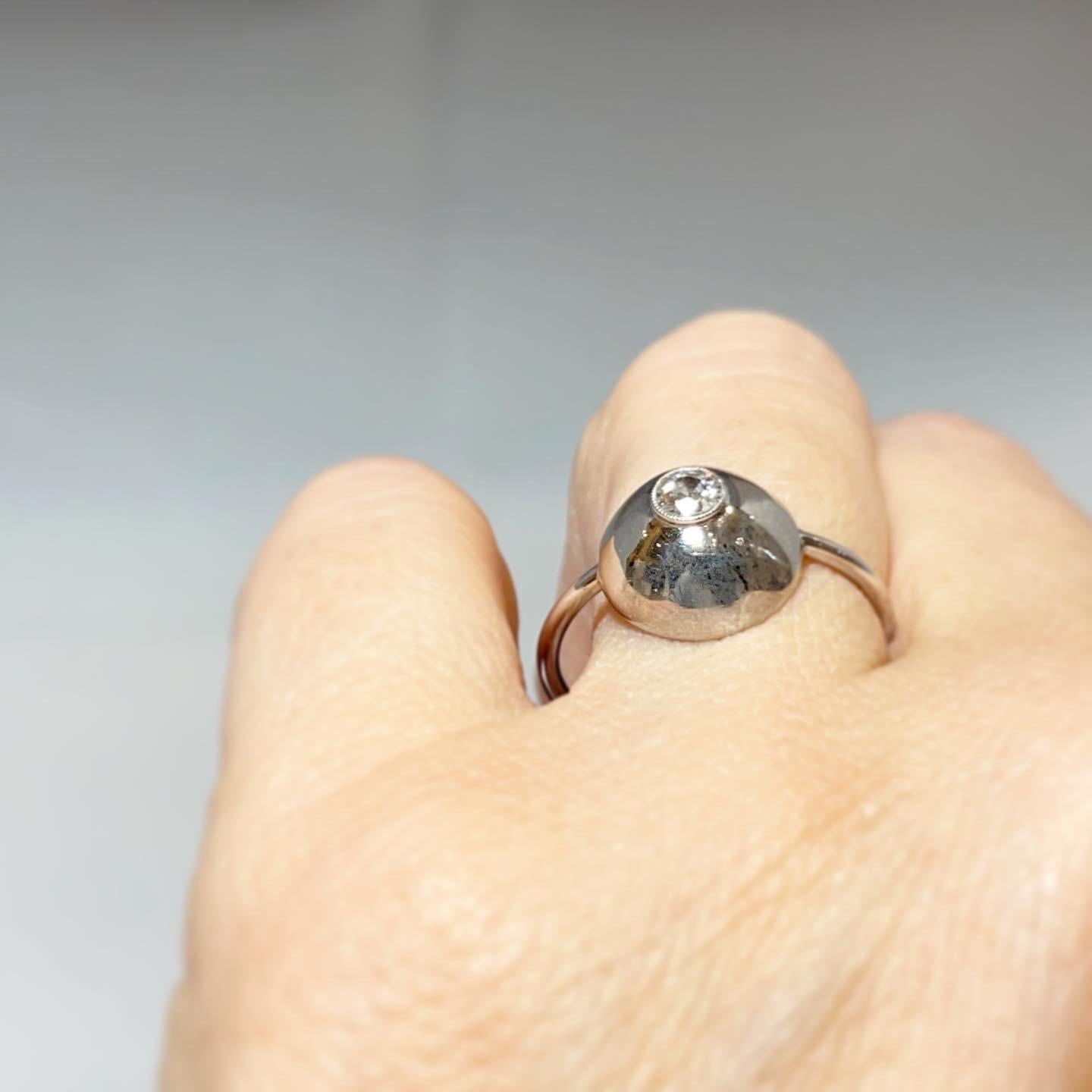 Bague de fiançailles bombée de mariage en or blanc 18 carats avec diamants, années 1970 en vente 1