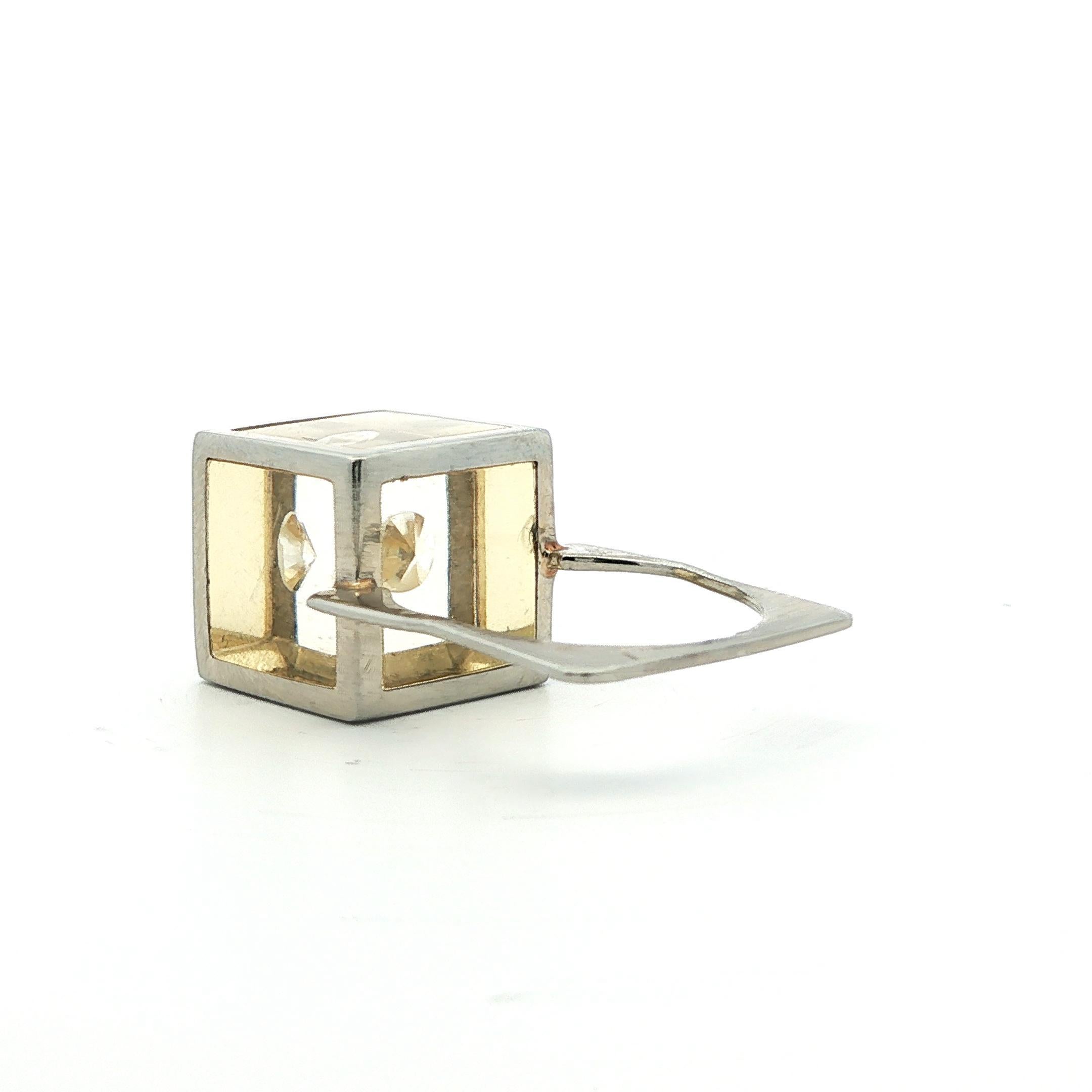 Taglio brillante Anello a forma di cubo con diamante in oro bianco e resina del 1970 - Francia in vendita