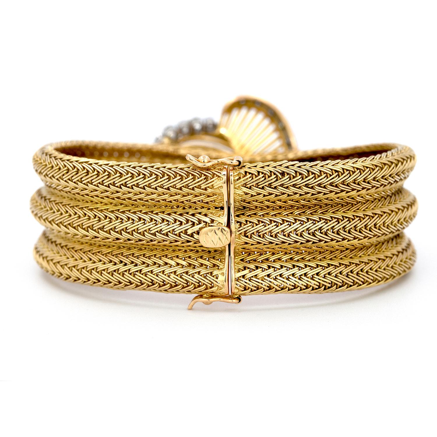 Rétro Bracelet manchette rétro en maille en or jaune 18 carats et diamants, années 1970 en vente