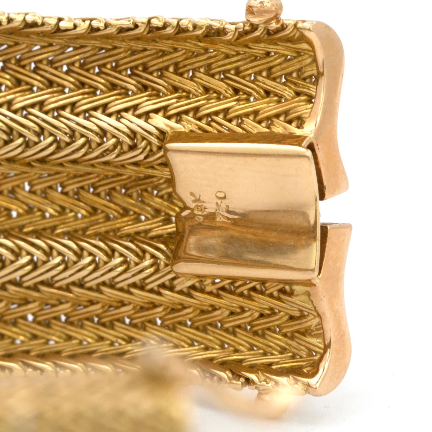 1970s 18 Karat Yellow Gold and Diamond Retro Mesh Cuff Bracelet In Good Condition For Sale In New York, NY