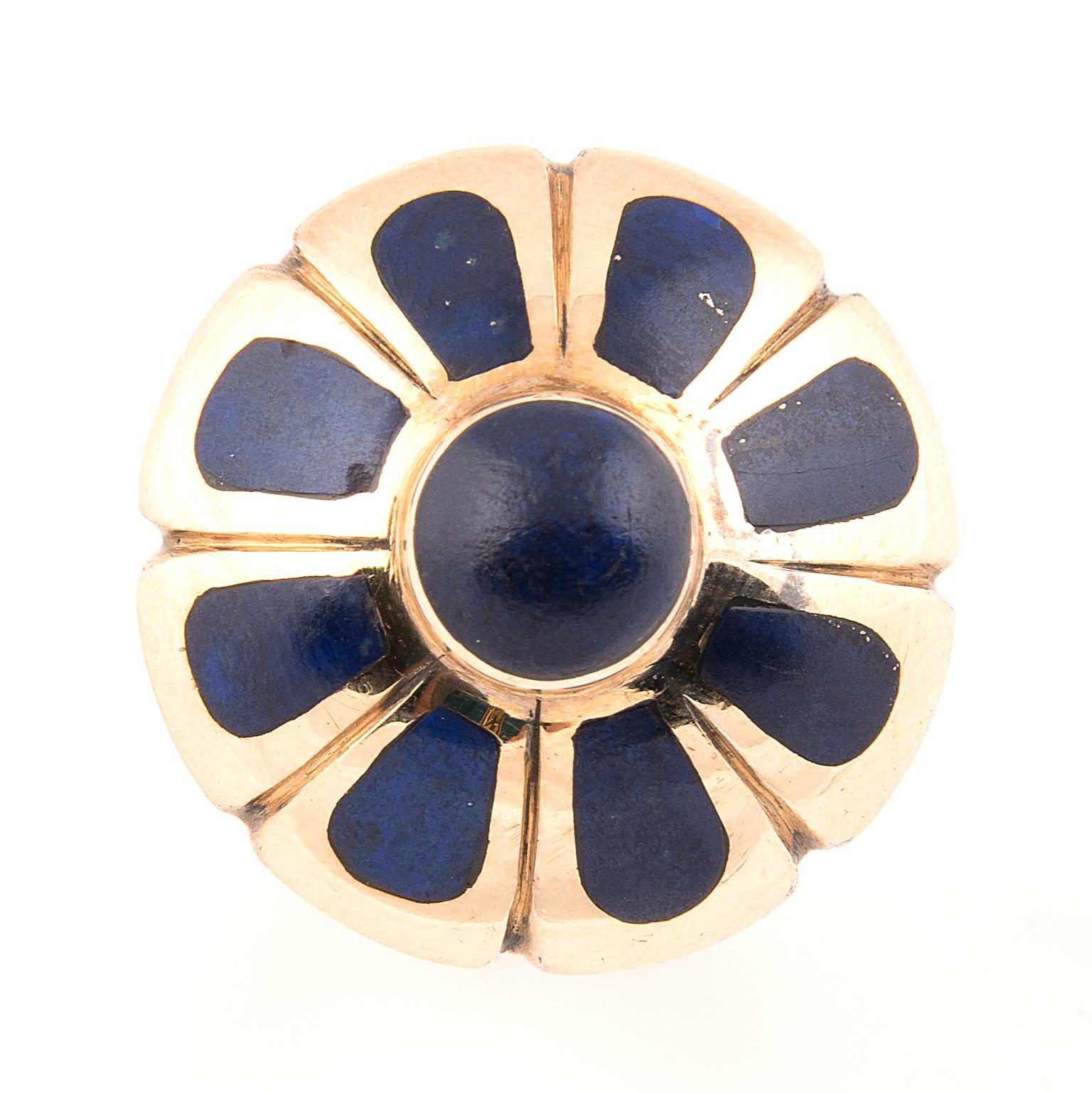 Italian ring designed as a flower, the 18kt yellow gold petals set with Lapis Lazuli, centered by a cabochon Lapis Lazuli 
Ring size EU 59, US 8 3/4
Marked 18k
Italy, 1970s